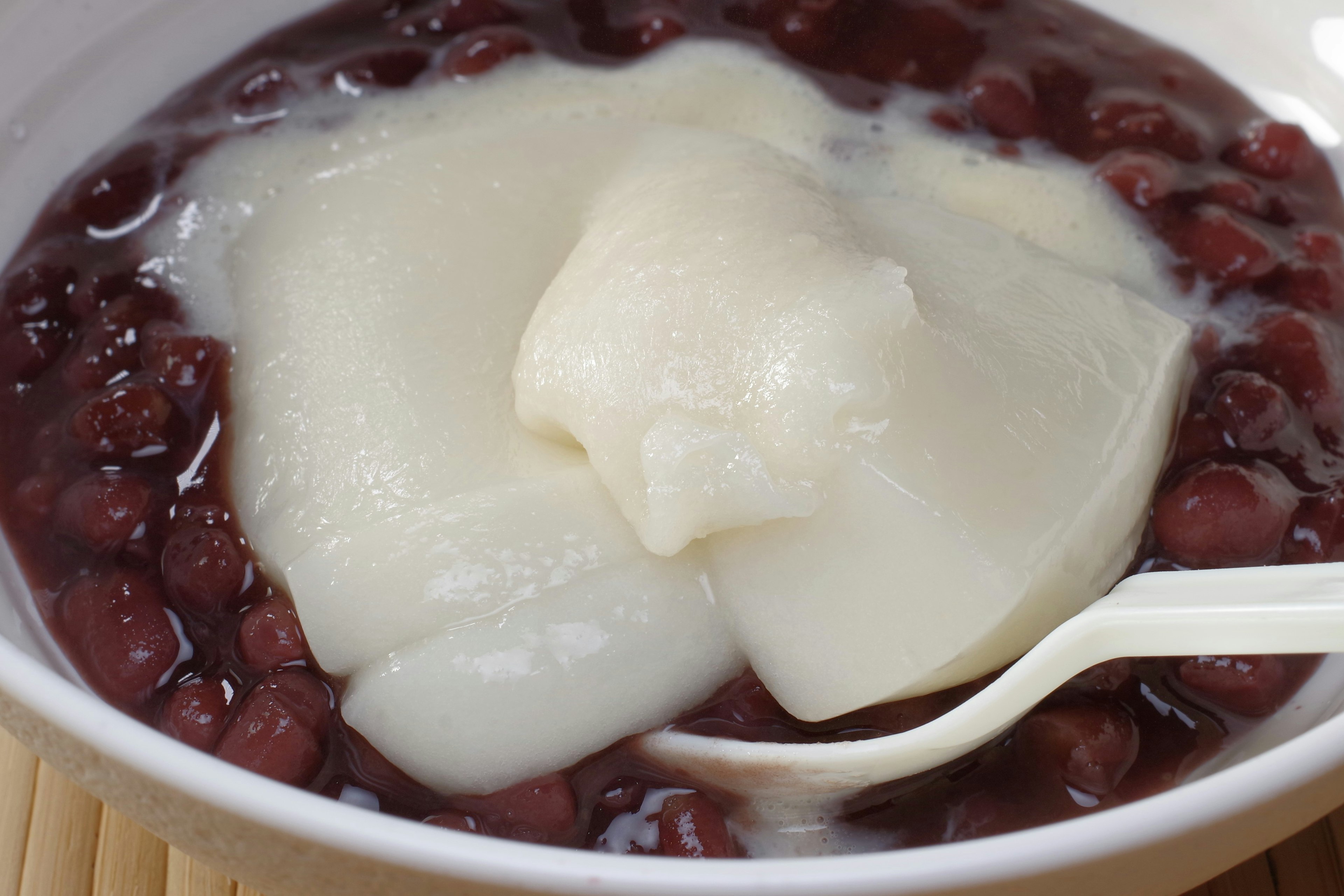 Bol de dessert avec des haricots rouges et du mochi blanc