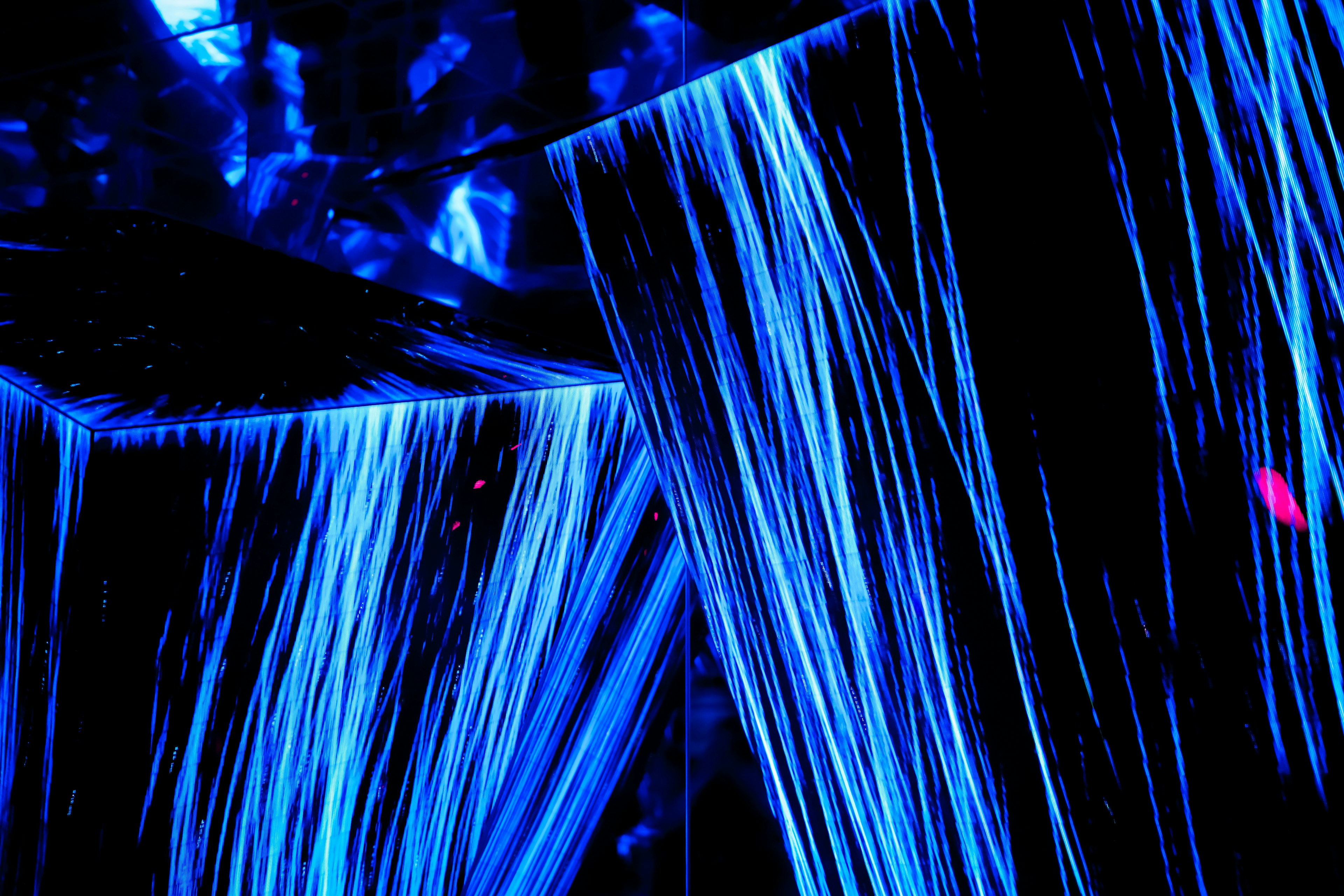 Image abstraite de flux de lumière bleue