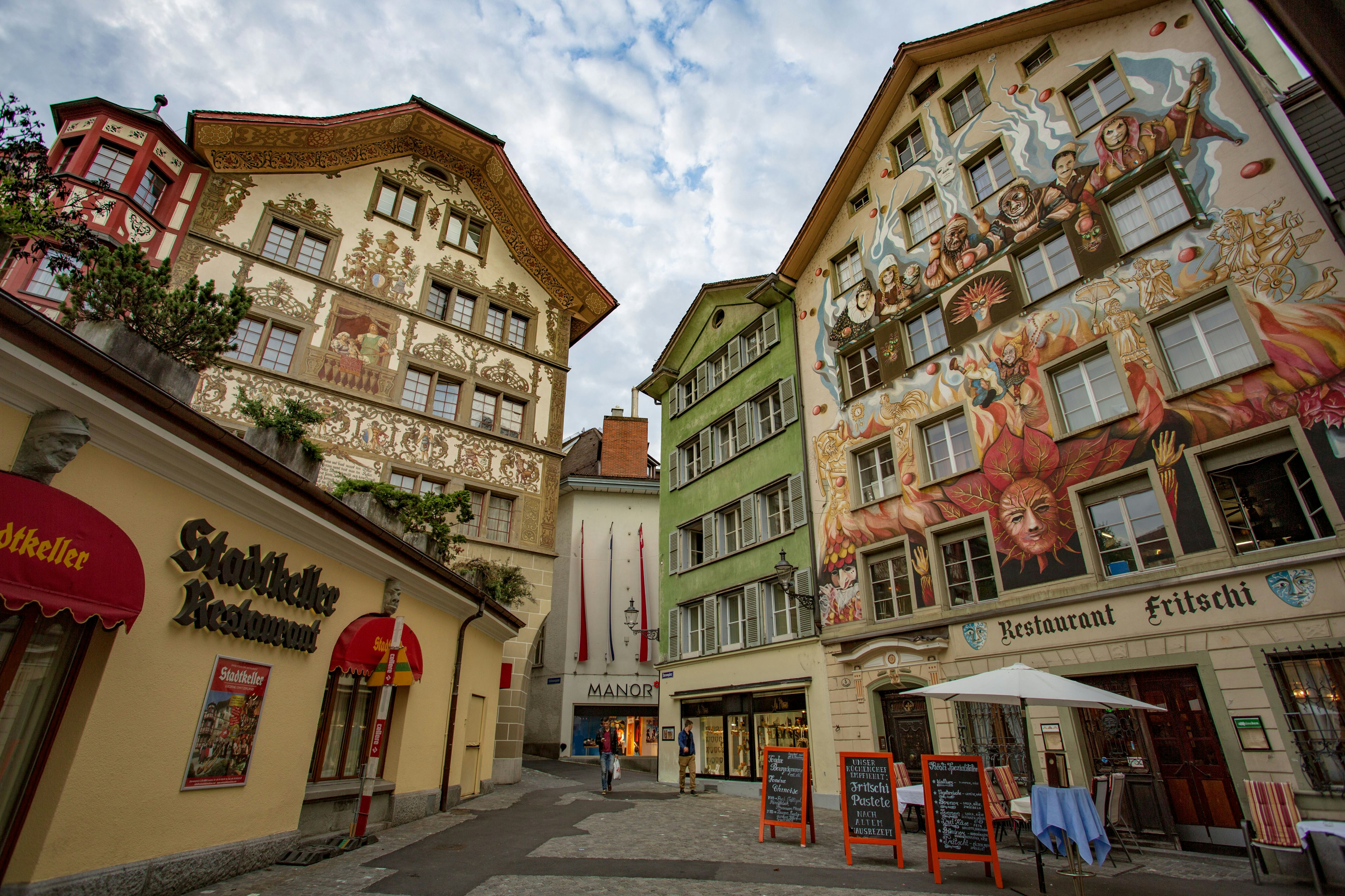 Angolo di strada affascinante con edifici con murales vivaci e cielo nuvoloso