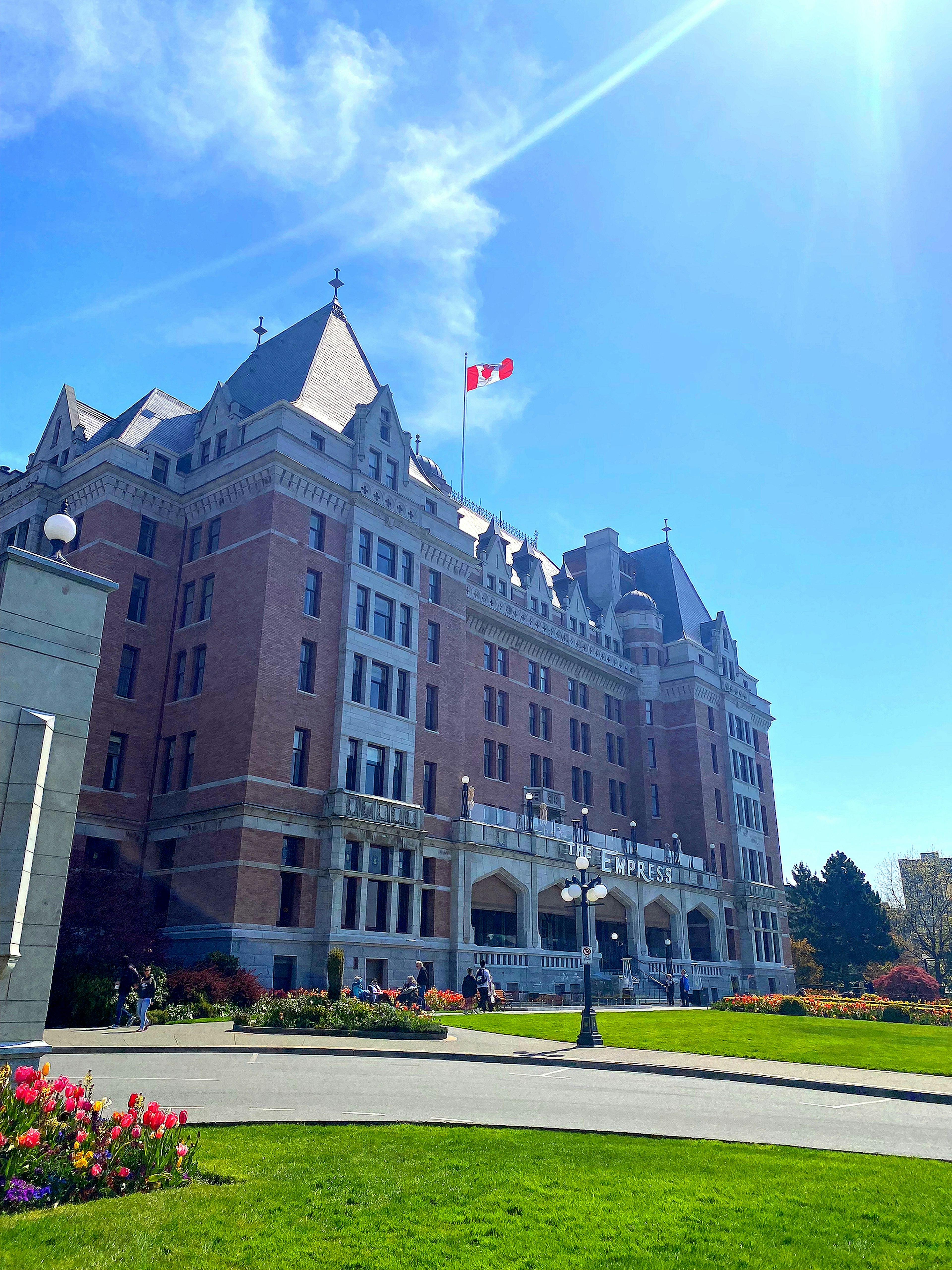 Bâtiment historique avec drapeau canadien sous un soleil éclatant