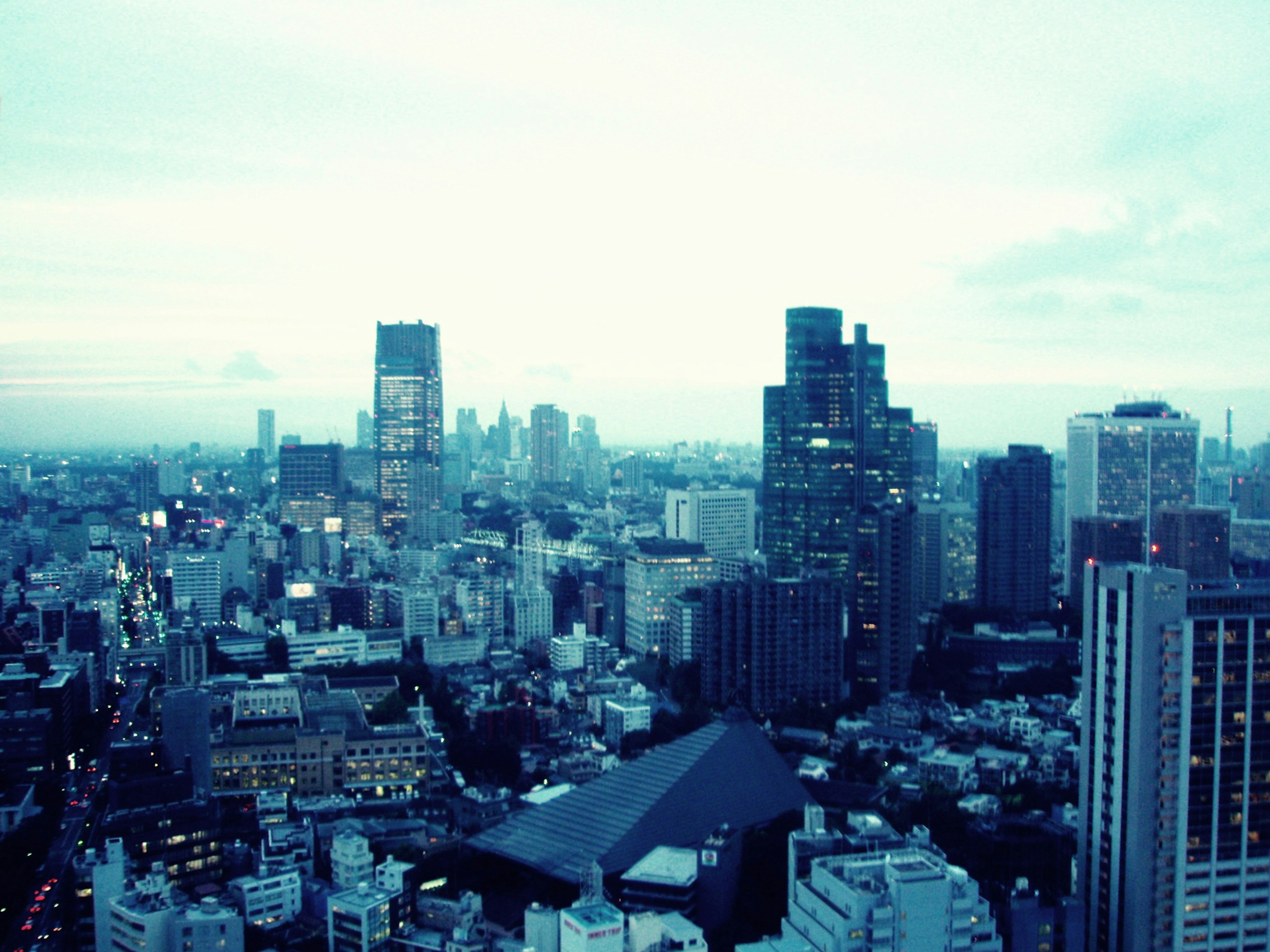 東京の高層ビル群の夜景 青みがかった色合い