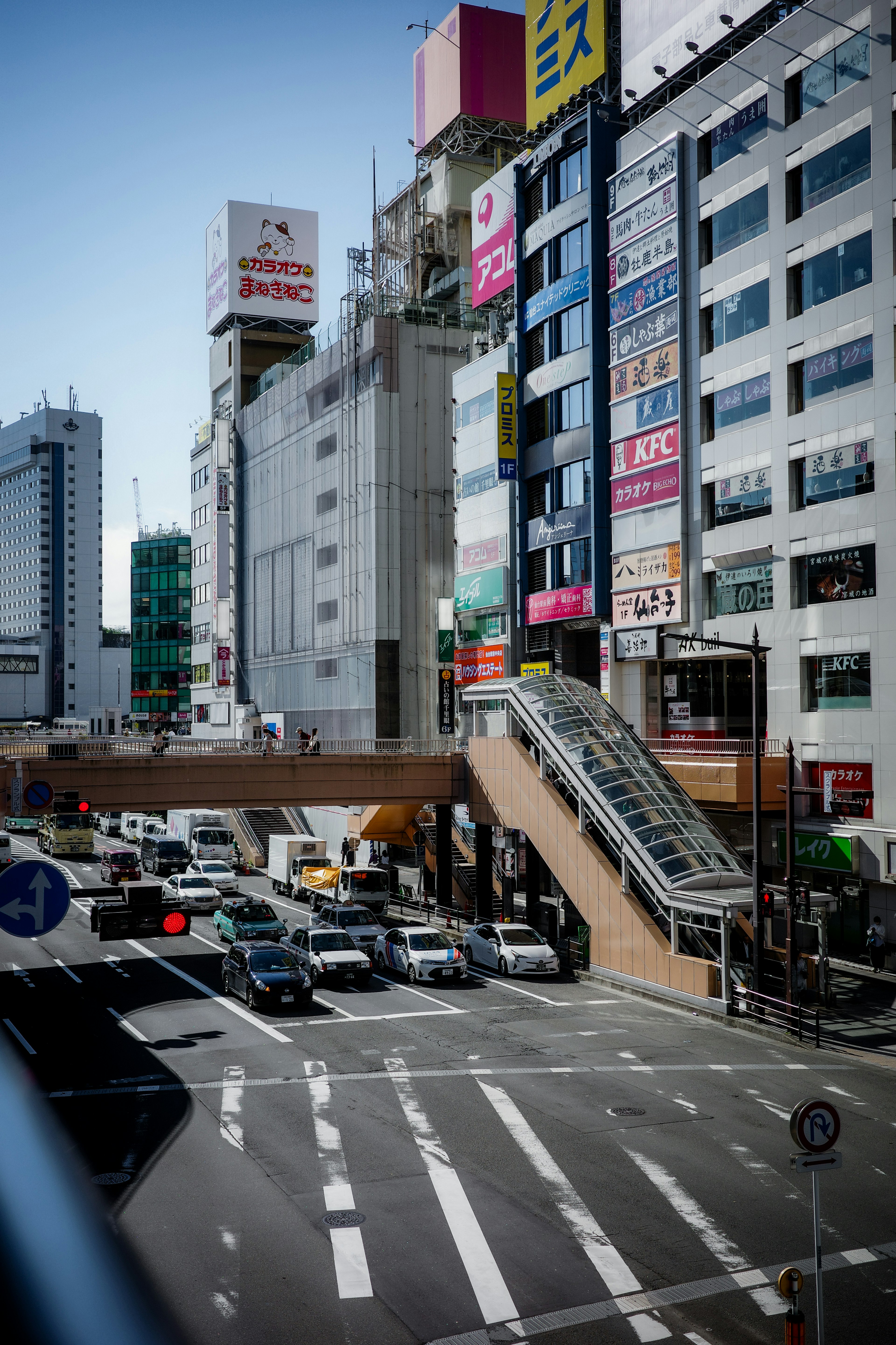 Paysage urbain avec des bâtiments et un passage piéton