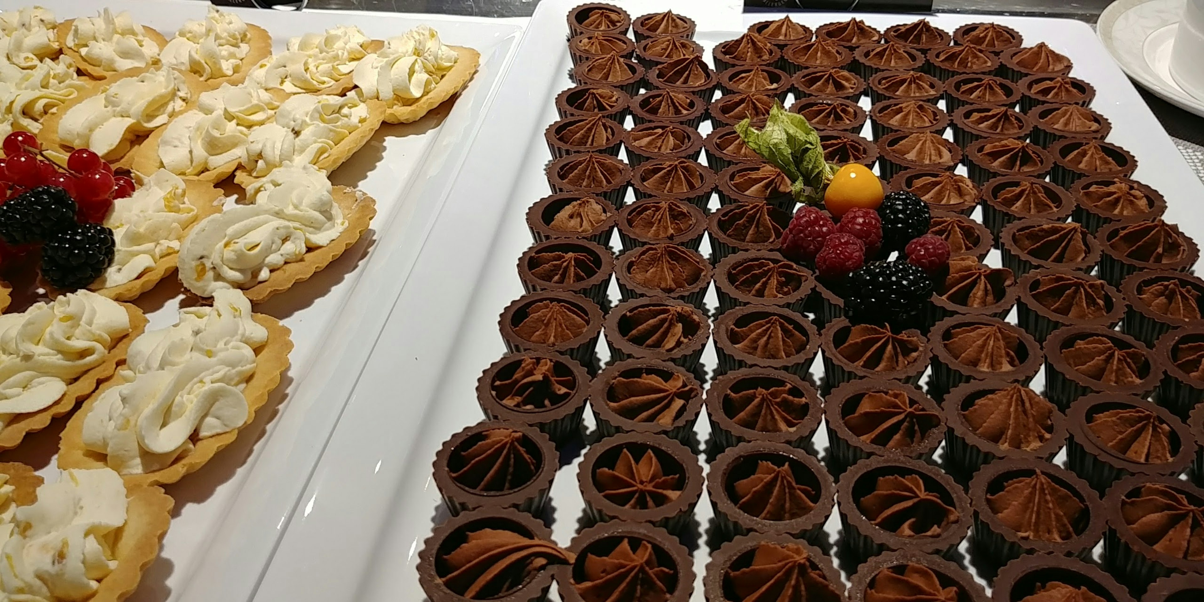 Deliciosos postres de chocolate y tartas de crema dispuestos en un plato