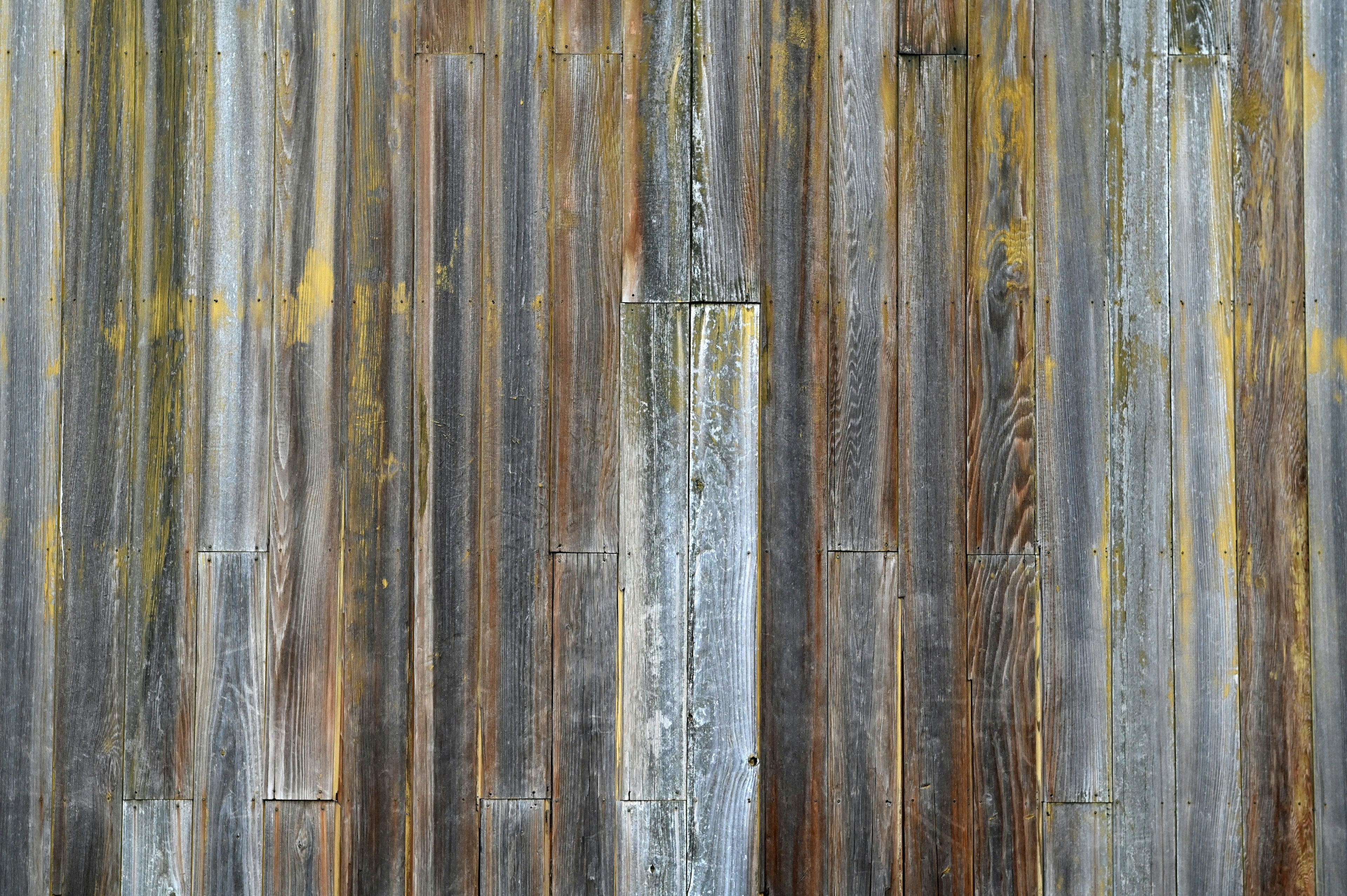 Pared de rayas verticales con textura de madera