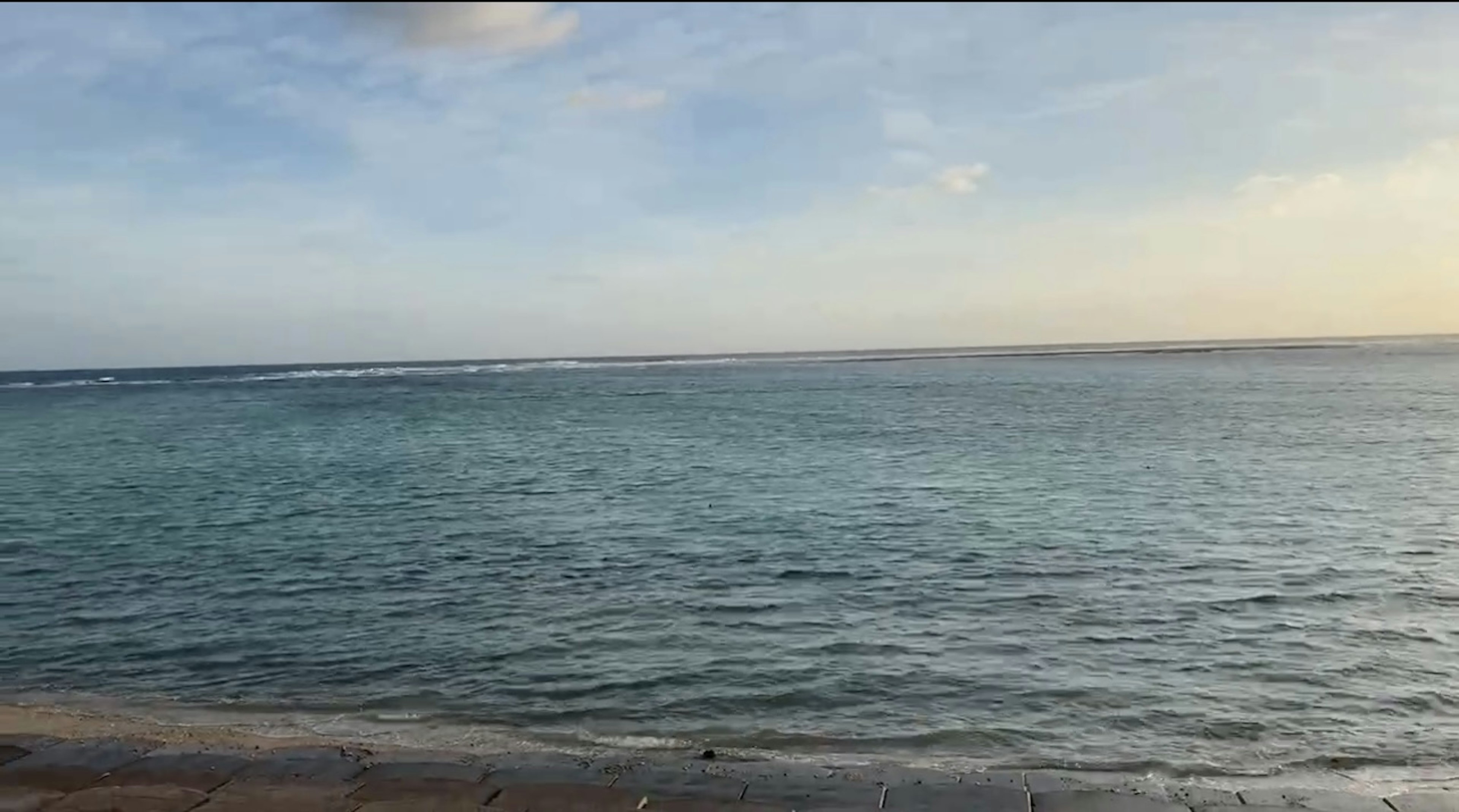 Vue panoramique de la mer calme et du ciel