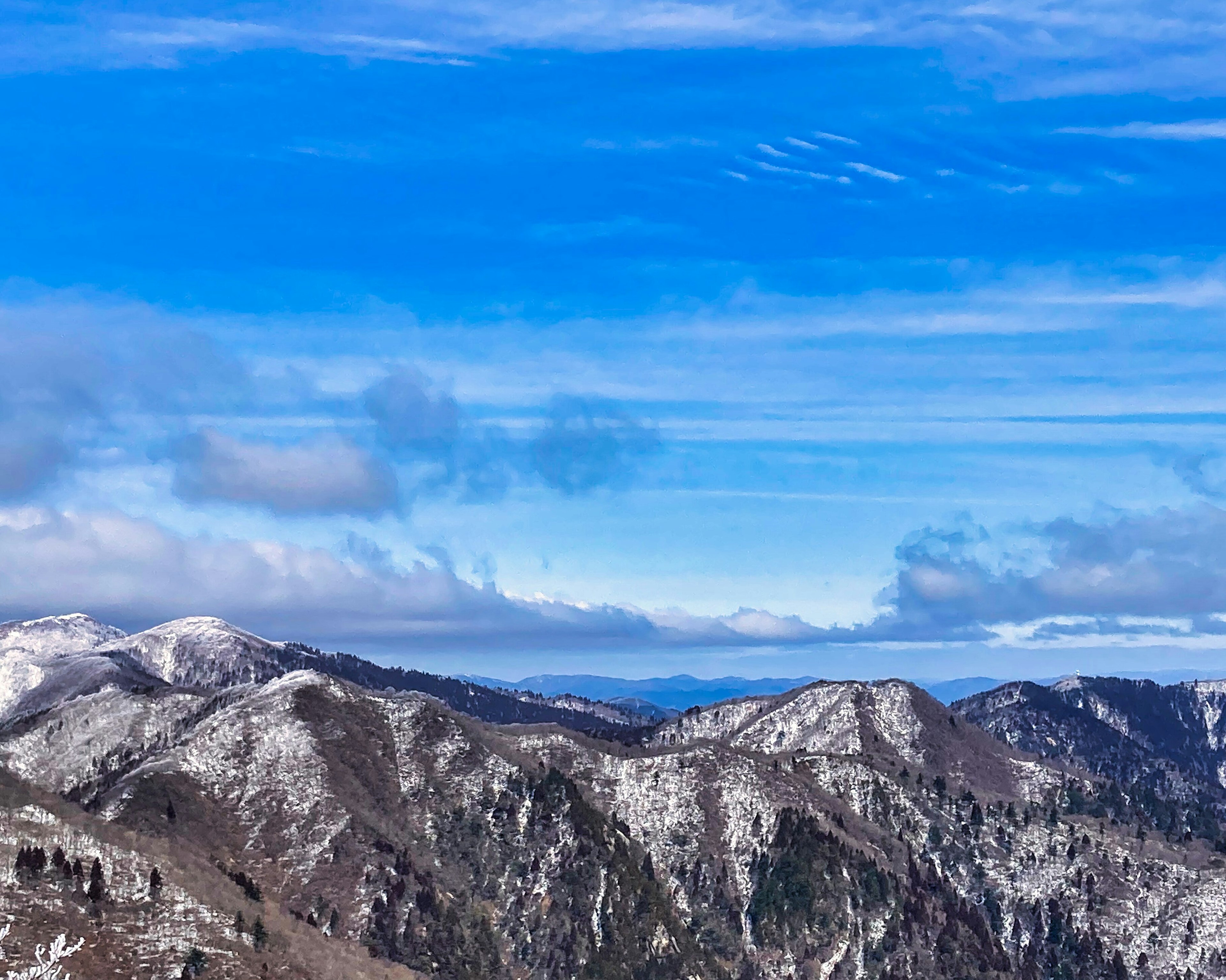 雪に覆われた山々と青い空の風景