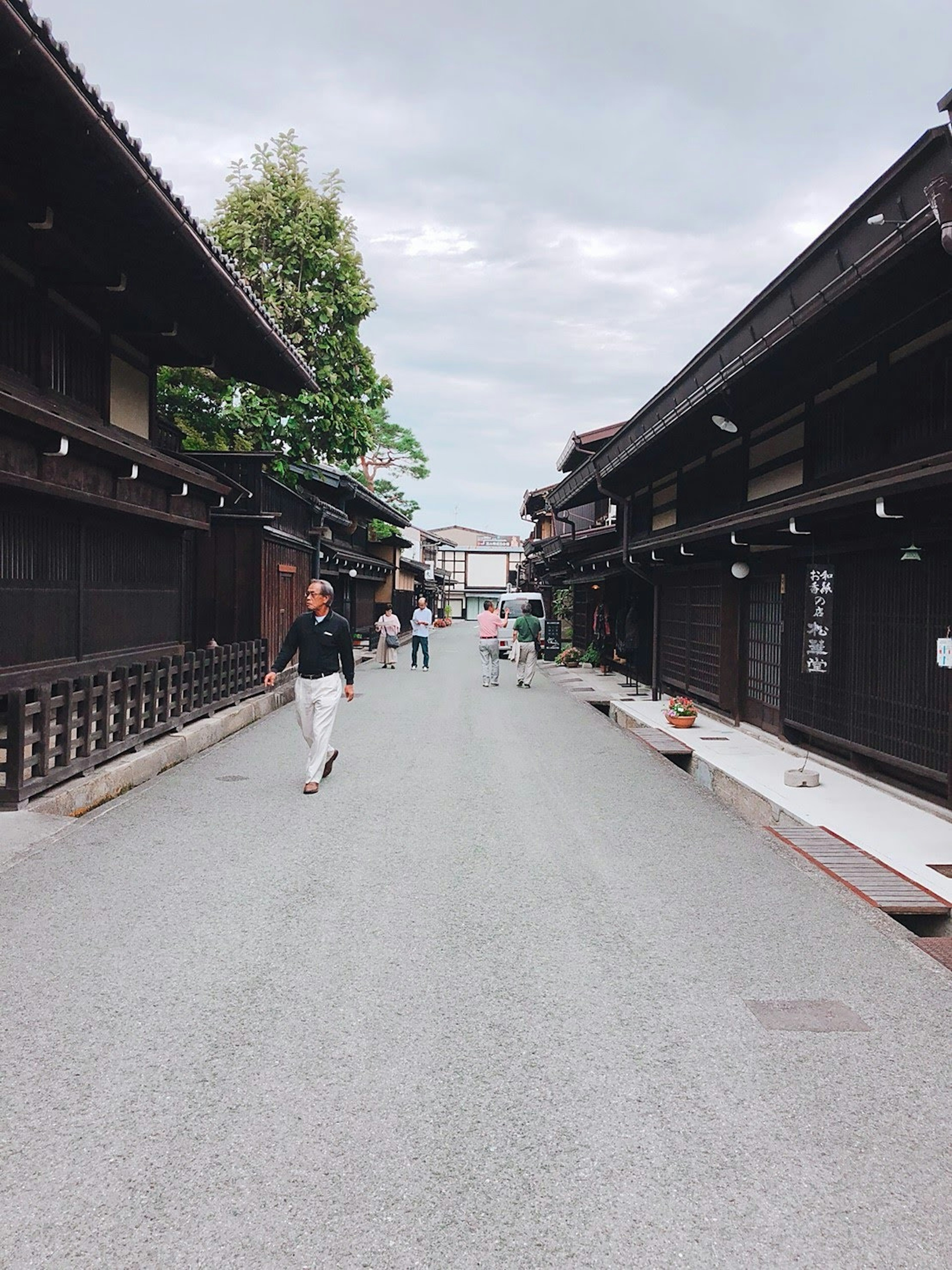 传统日本街道场景，有人走动