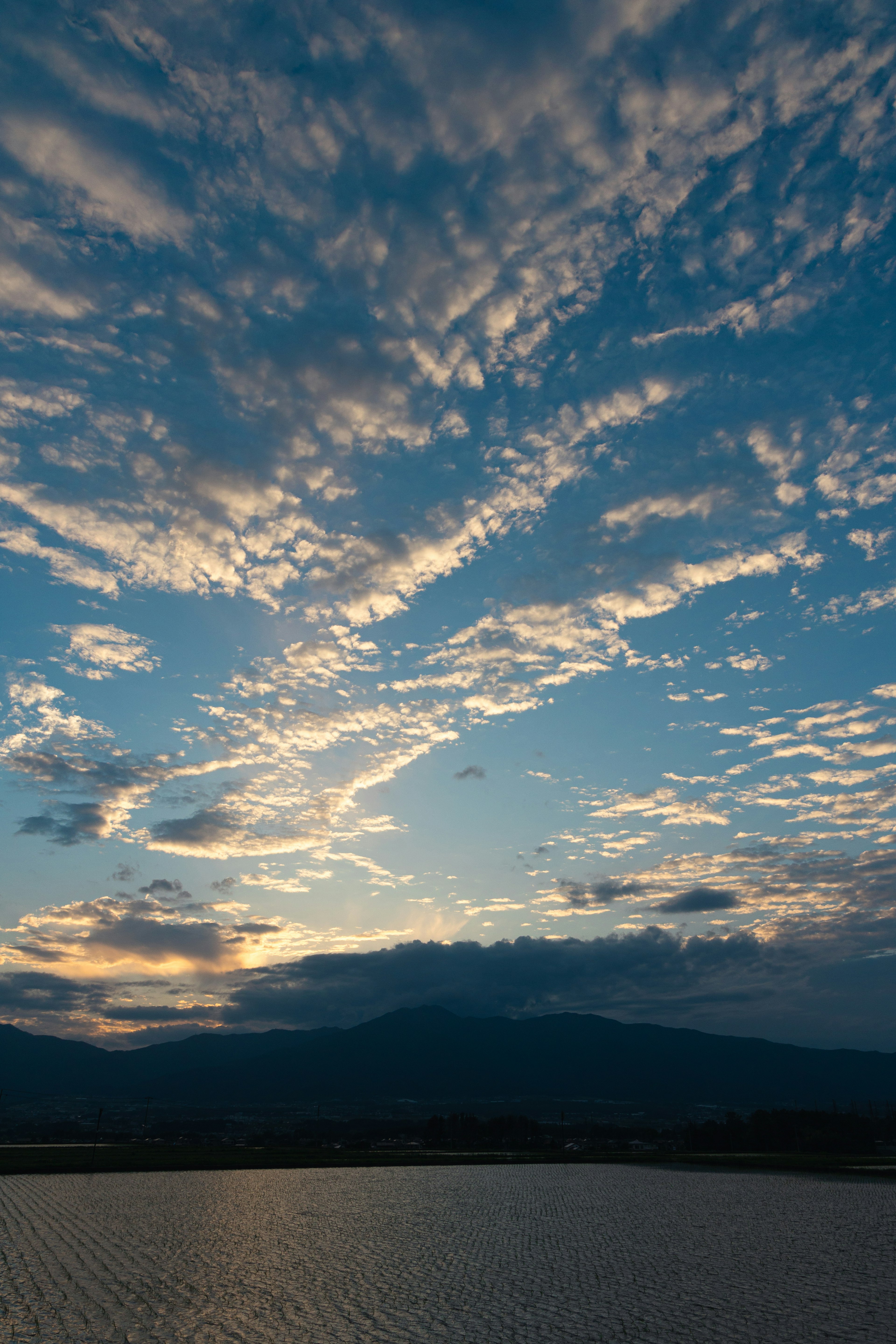 美しい空の雲と山のシルエットが映る風景