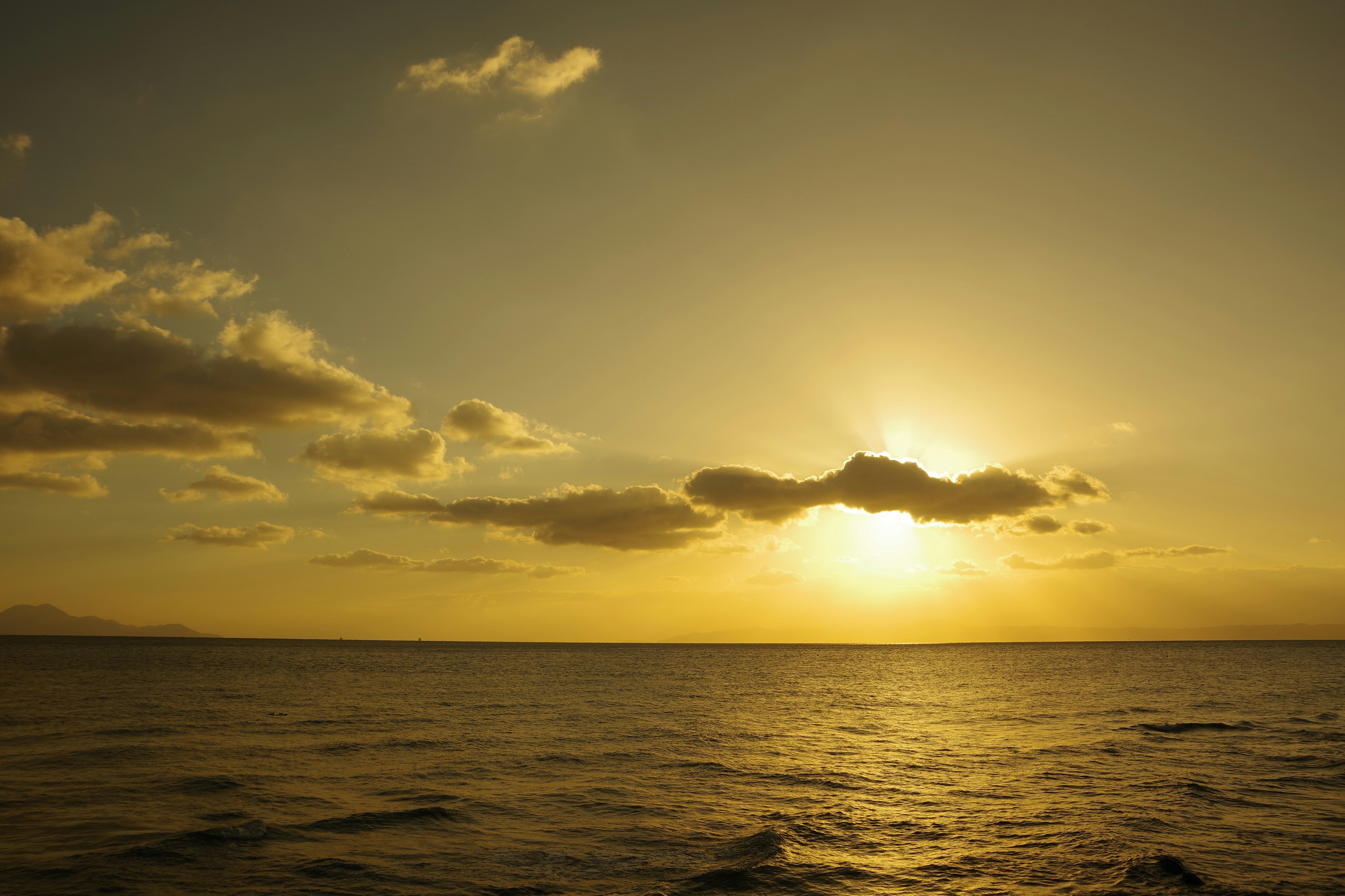 Coucher de soleil sur l'océan avec des nuages en silhouette