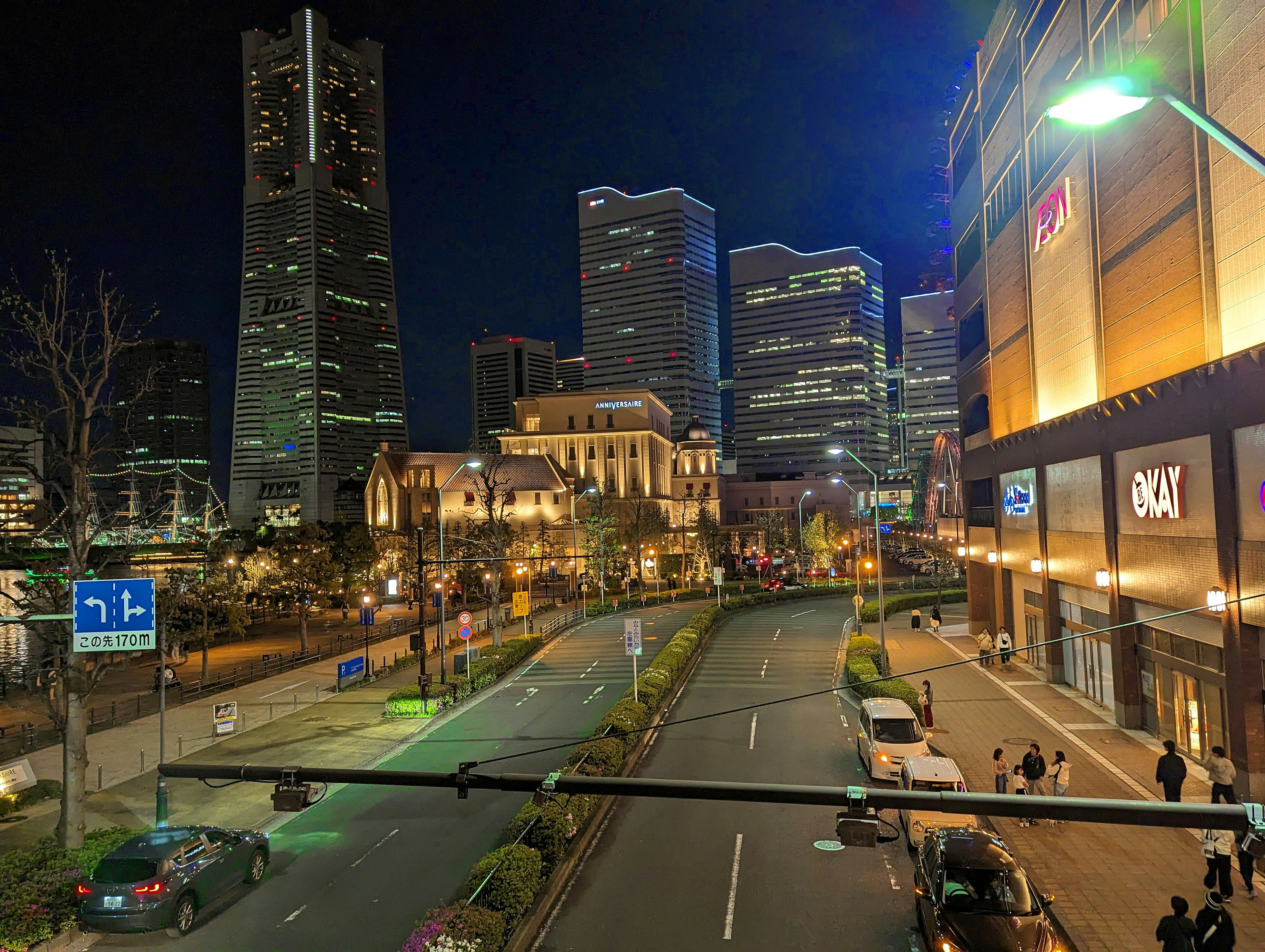 夜の都市景観 高層ビルと街灯が輝く通り