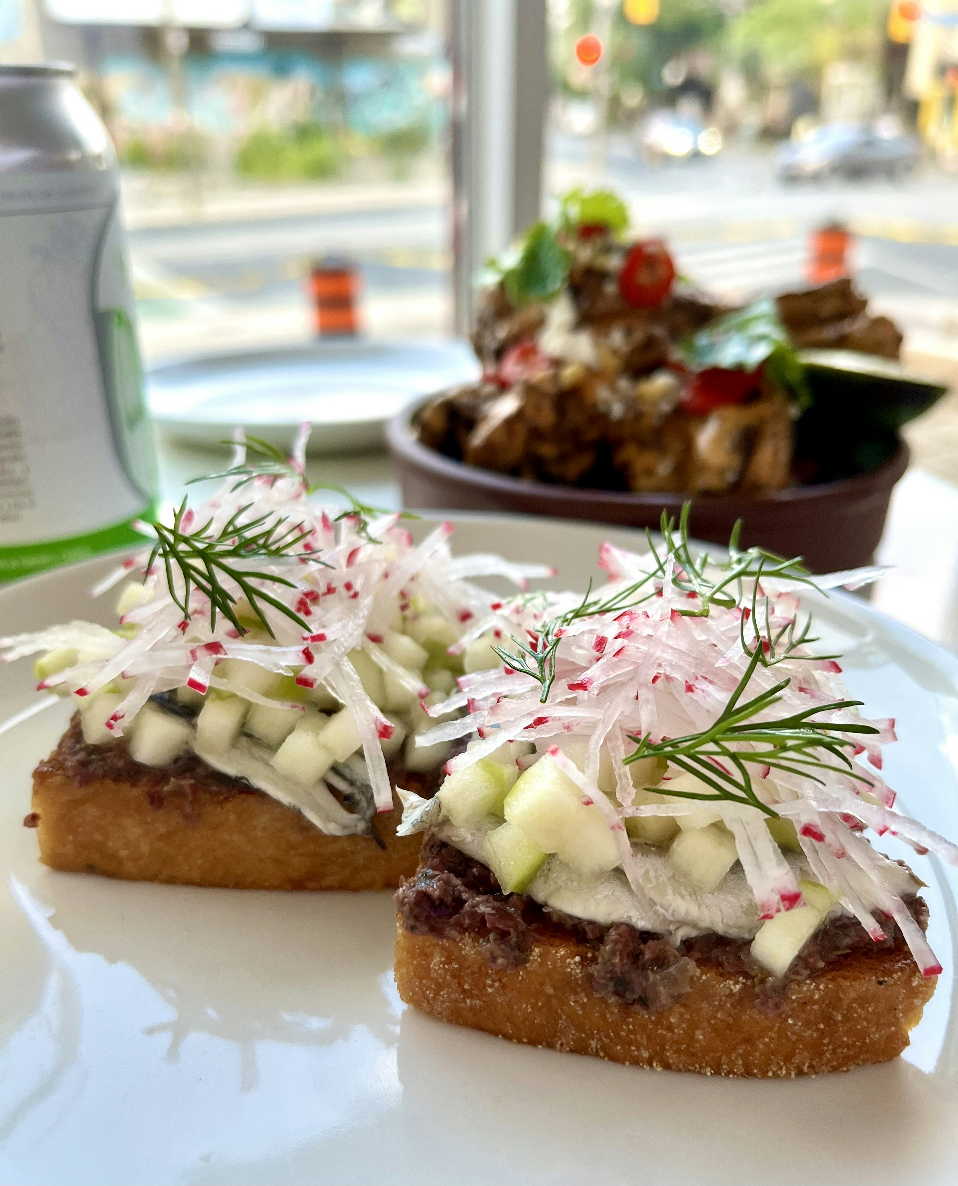 Tostada colorida cubierta con verduras frescas y hierbas