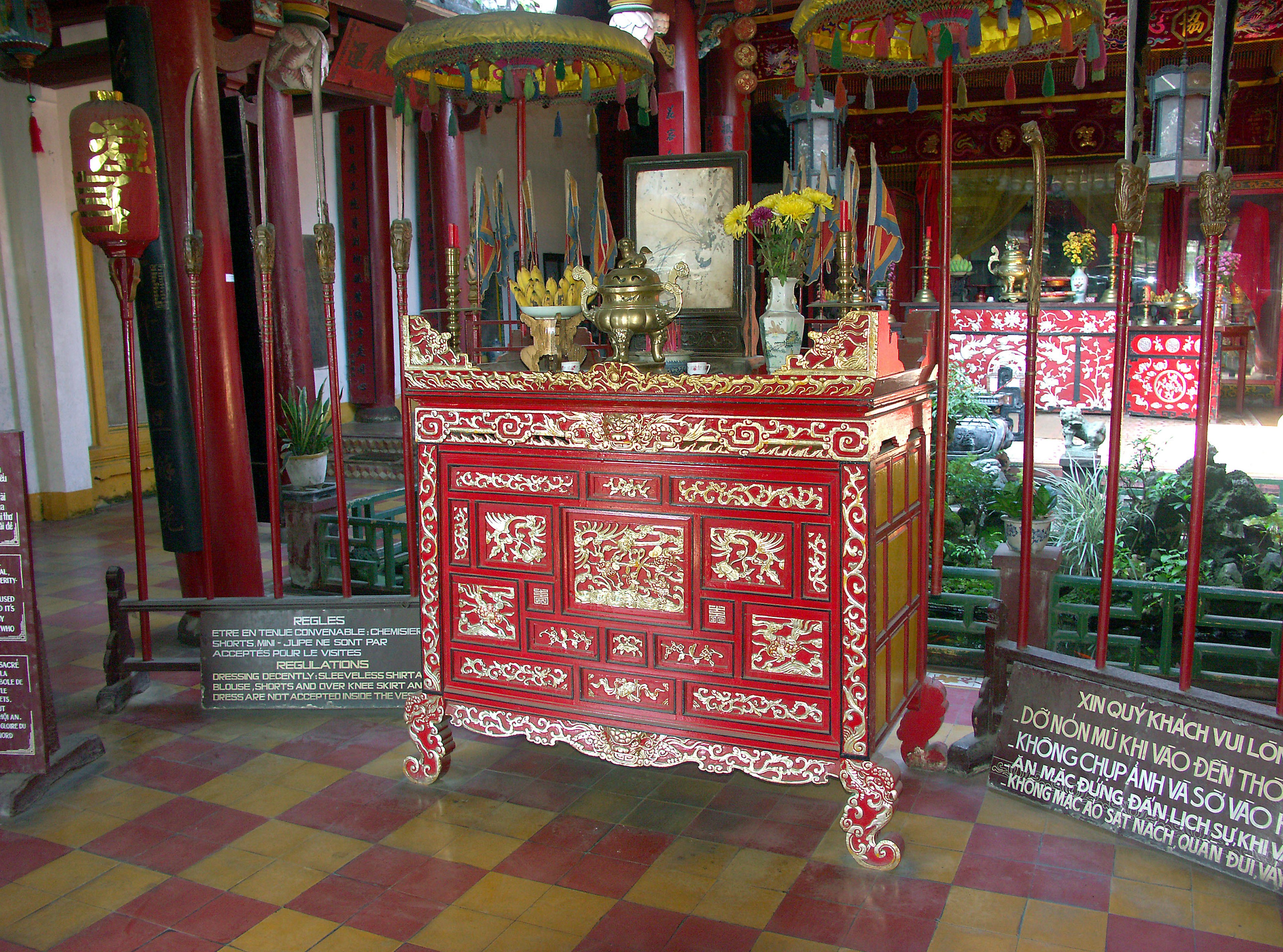 Interior de un templo con un altar rojo decorativo