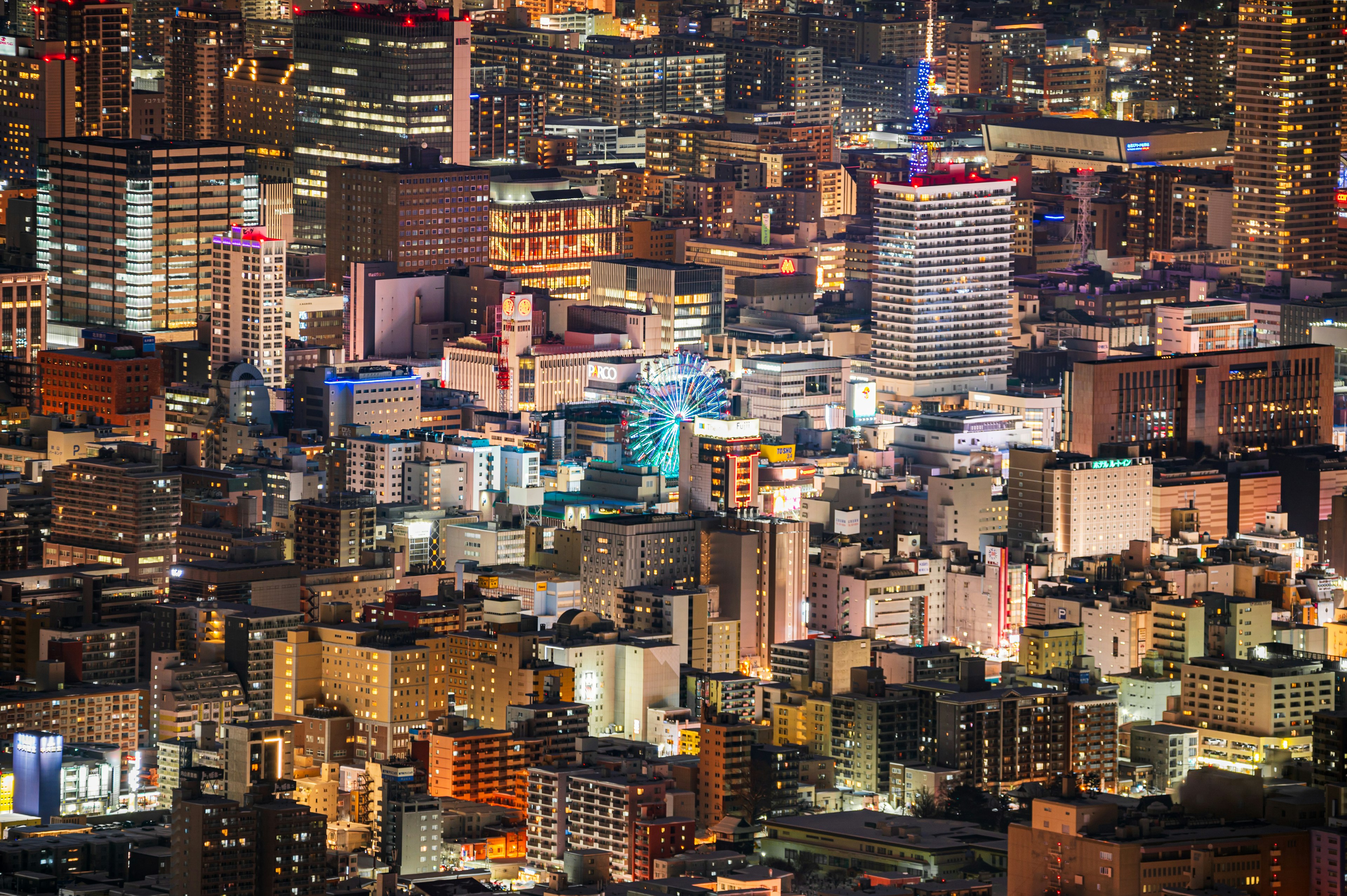 夜の都市の景観 高層ビルと光が輝く街並み