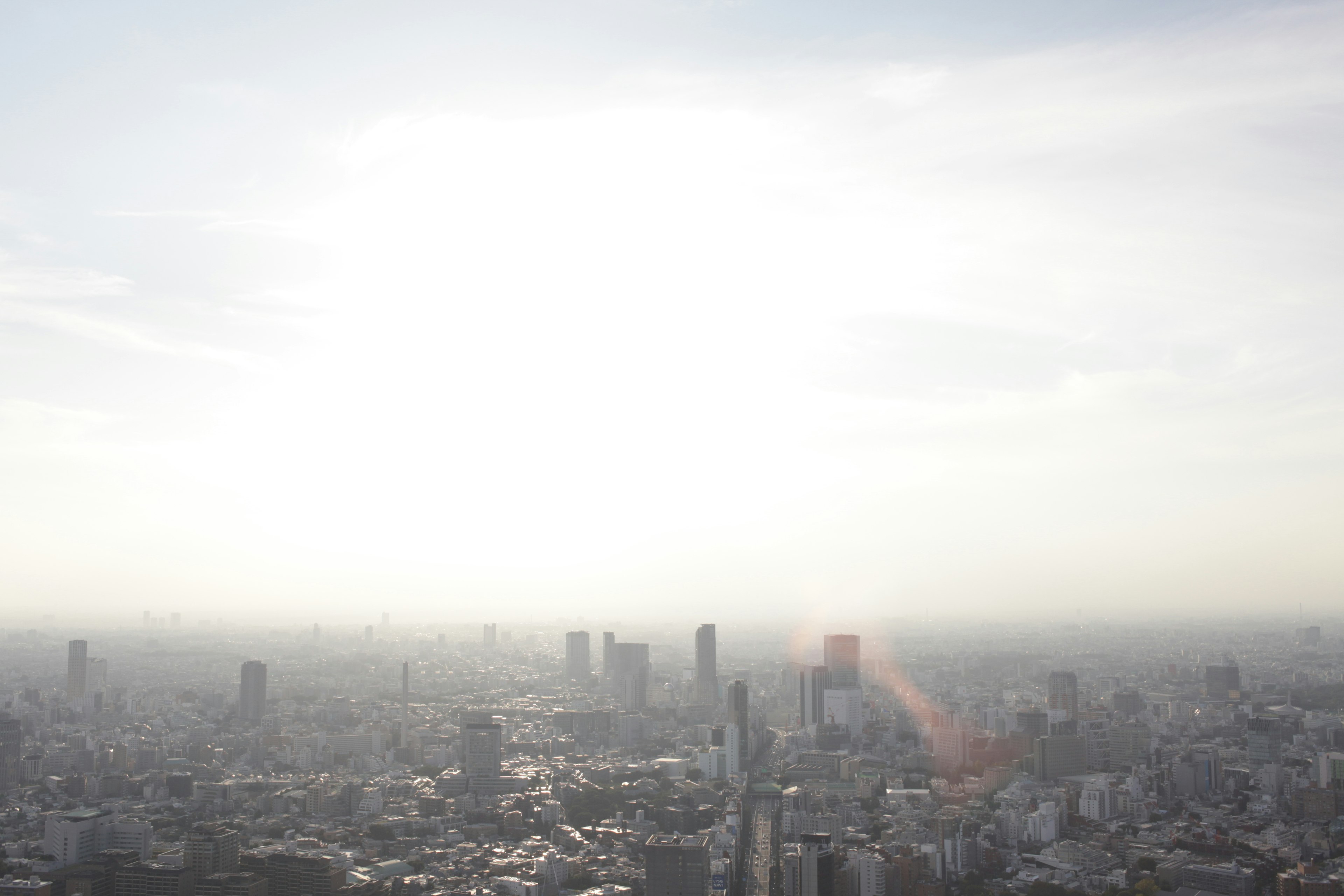 Vue panoramique d'une ville avec un soleil éclatant