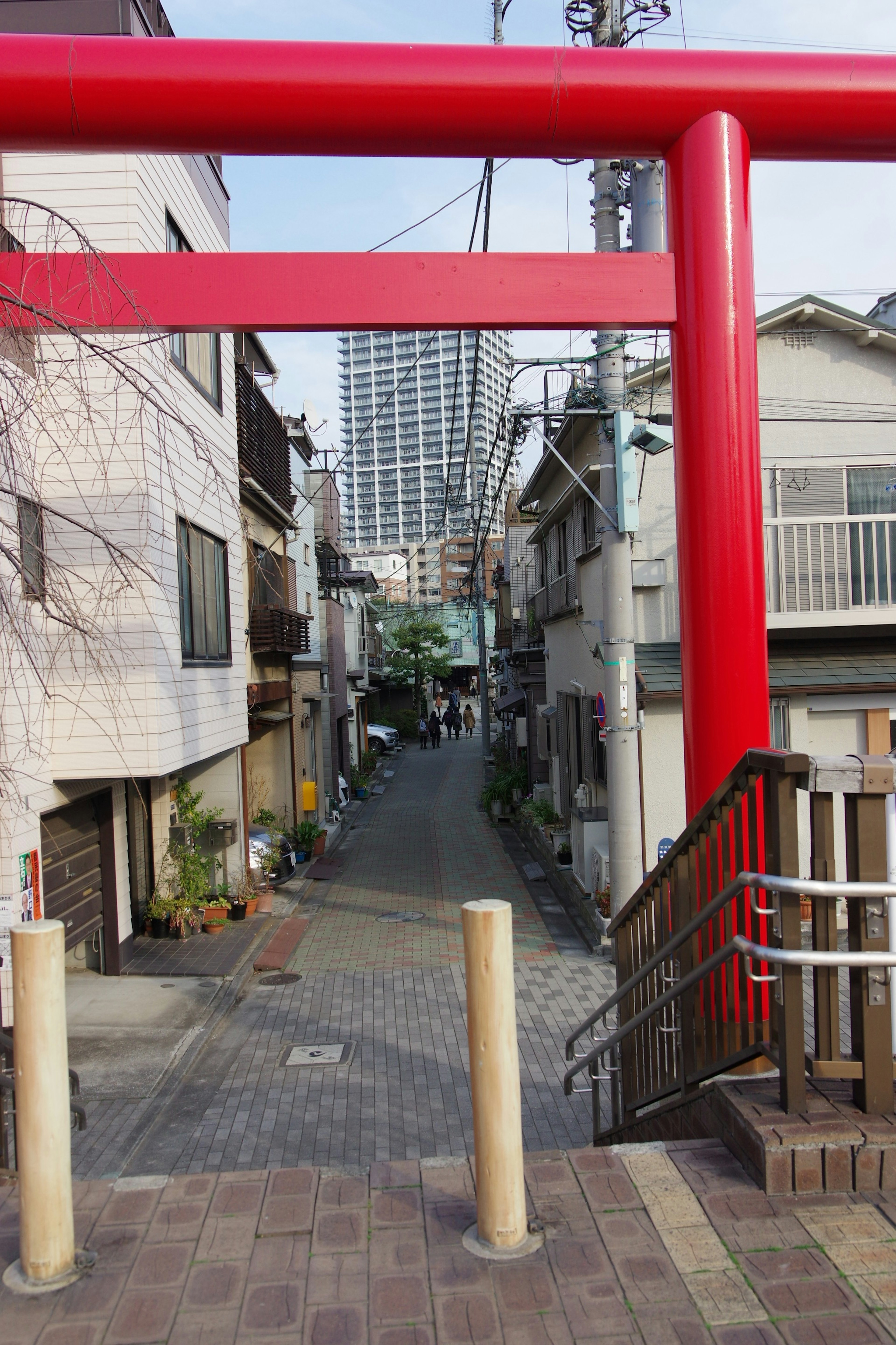 Pemandangan jalan sempit dengan gerbang torii merah bangunan tradisional Jepang