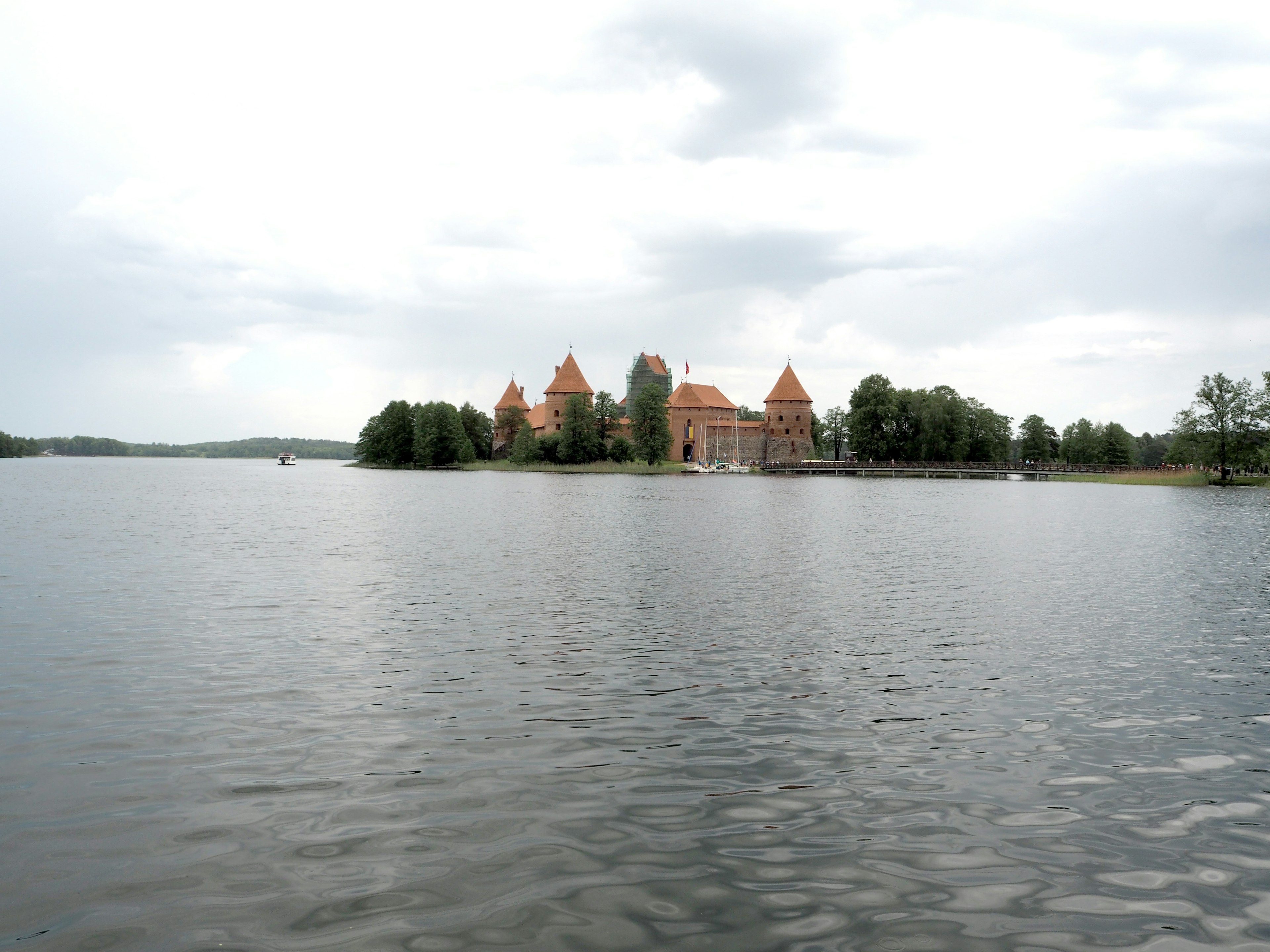 Panoramablick auf die Burg Trakai in der Nähe eines Sees