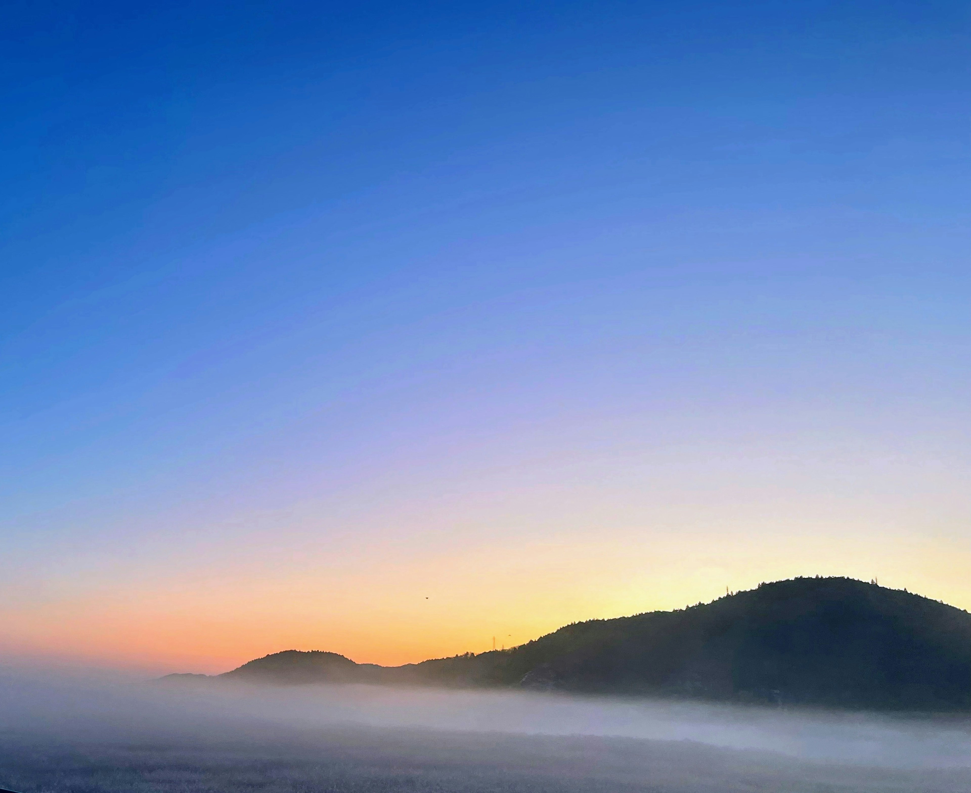 Hermoso atardecer sobre montañas brumosas