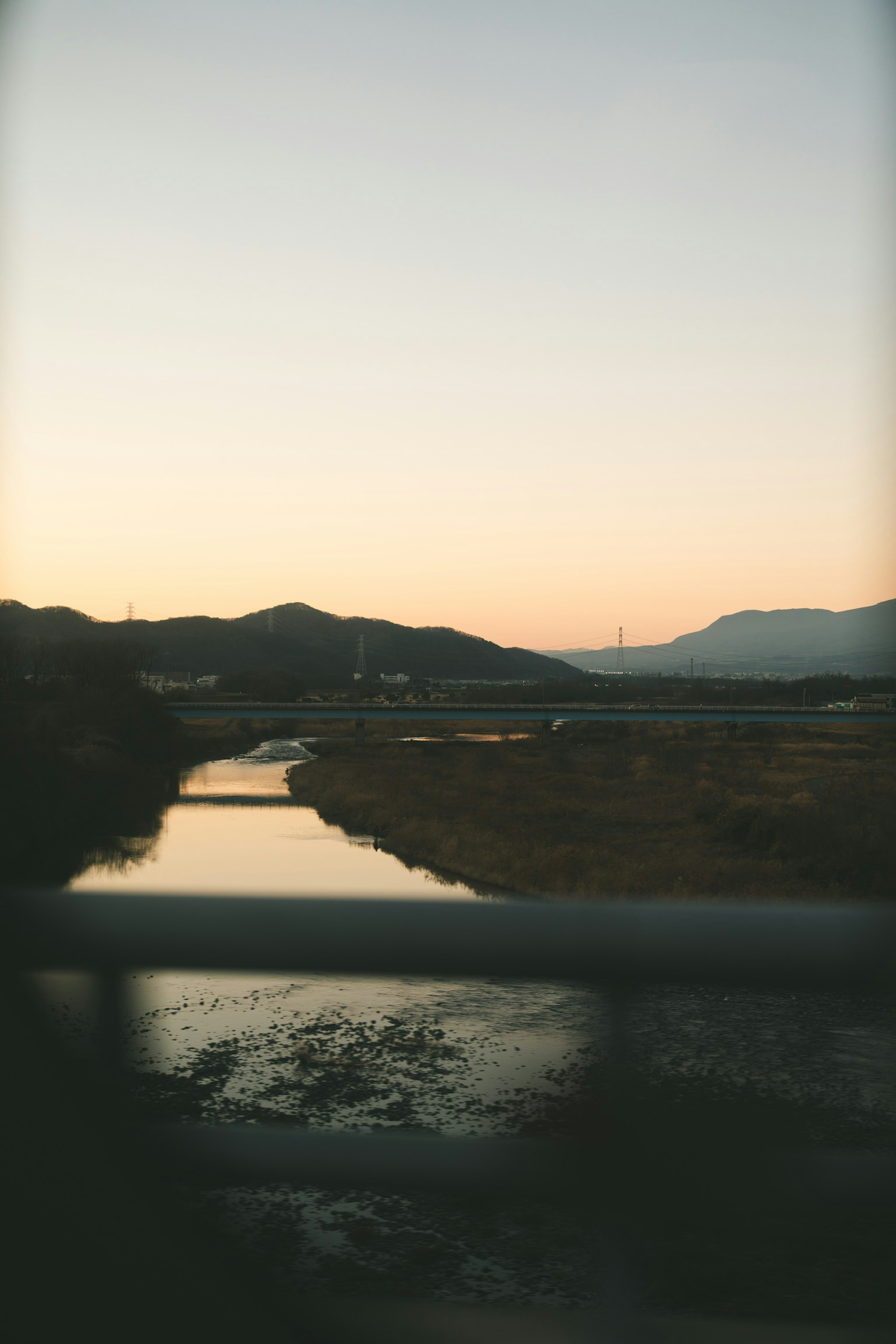 Paesaggio di fiume sereno e montagne con cielo al tramonto