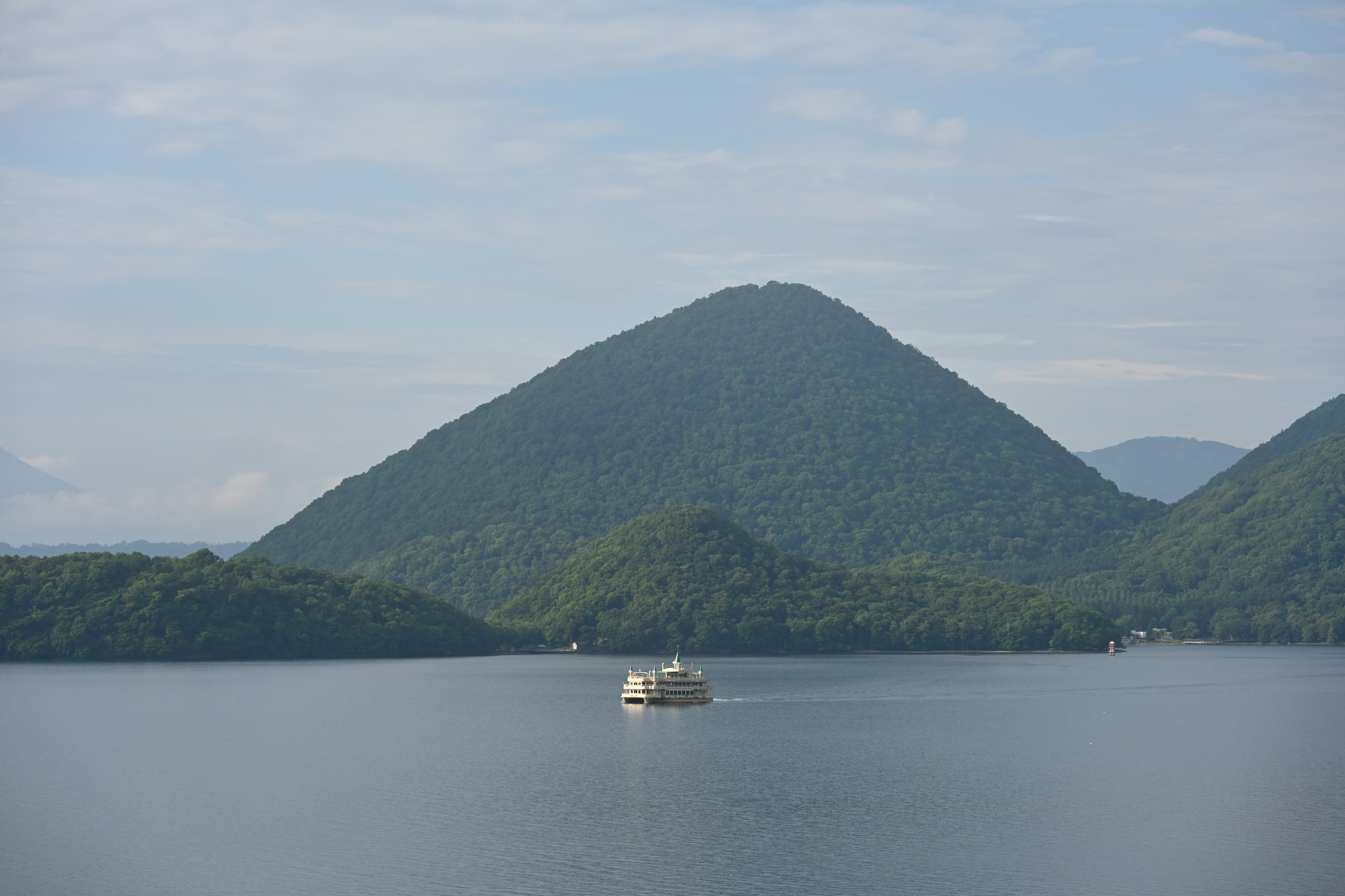 宁静湖面上山脉和船只的风景