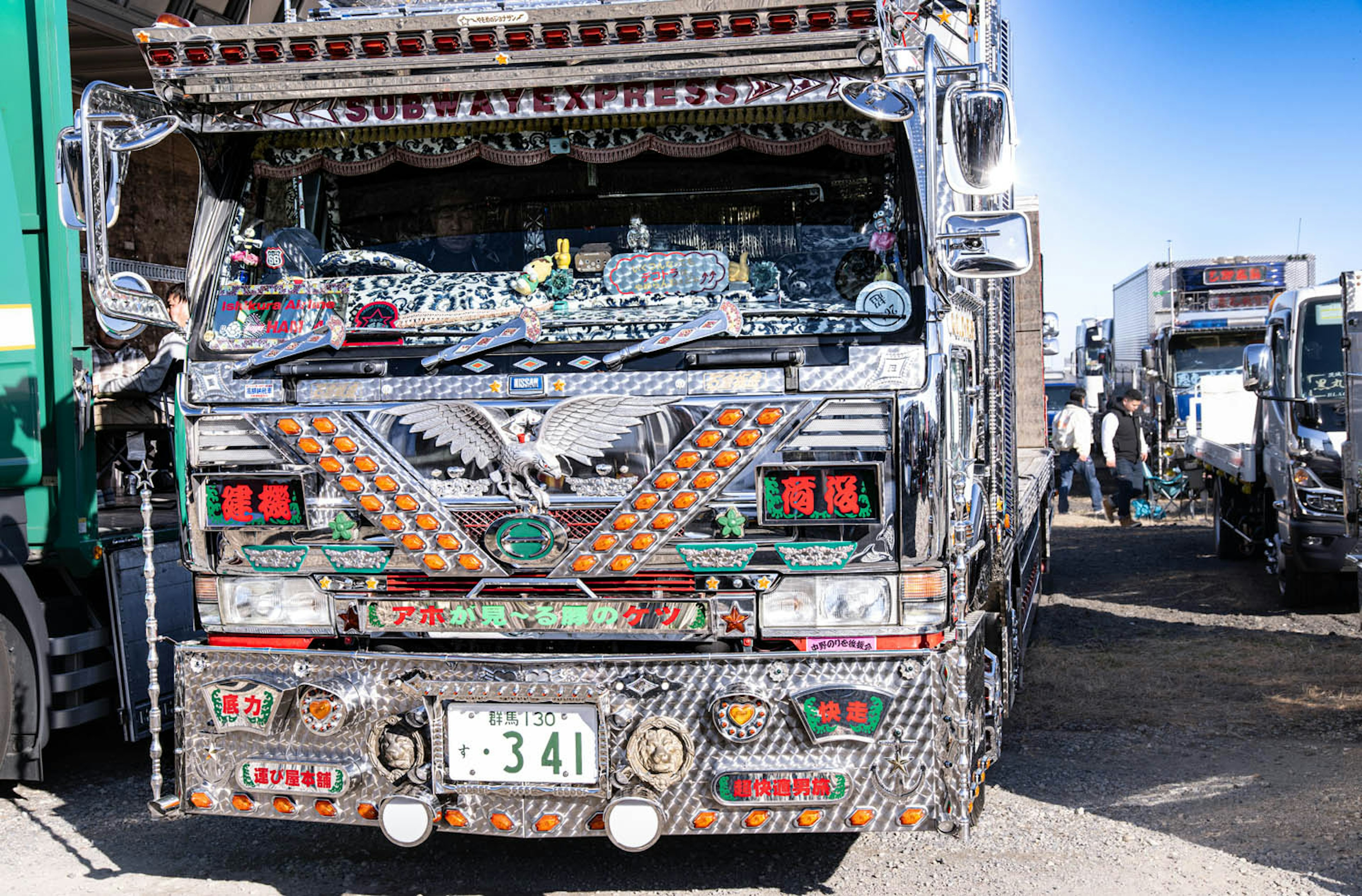 Bagian depan truk dekoratif dengan desain berwarna-warni dan rumit