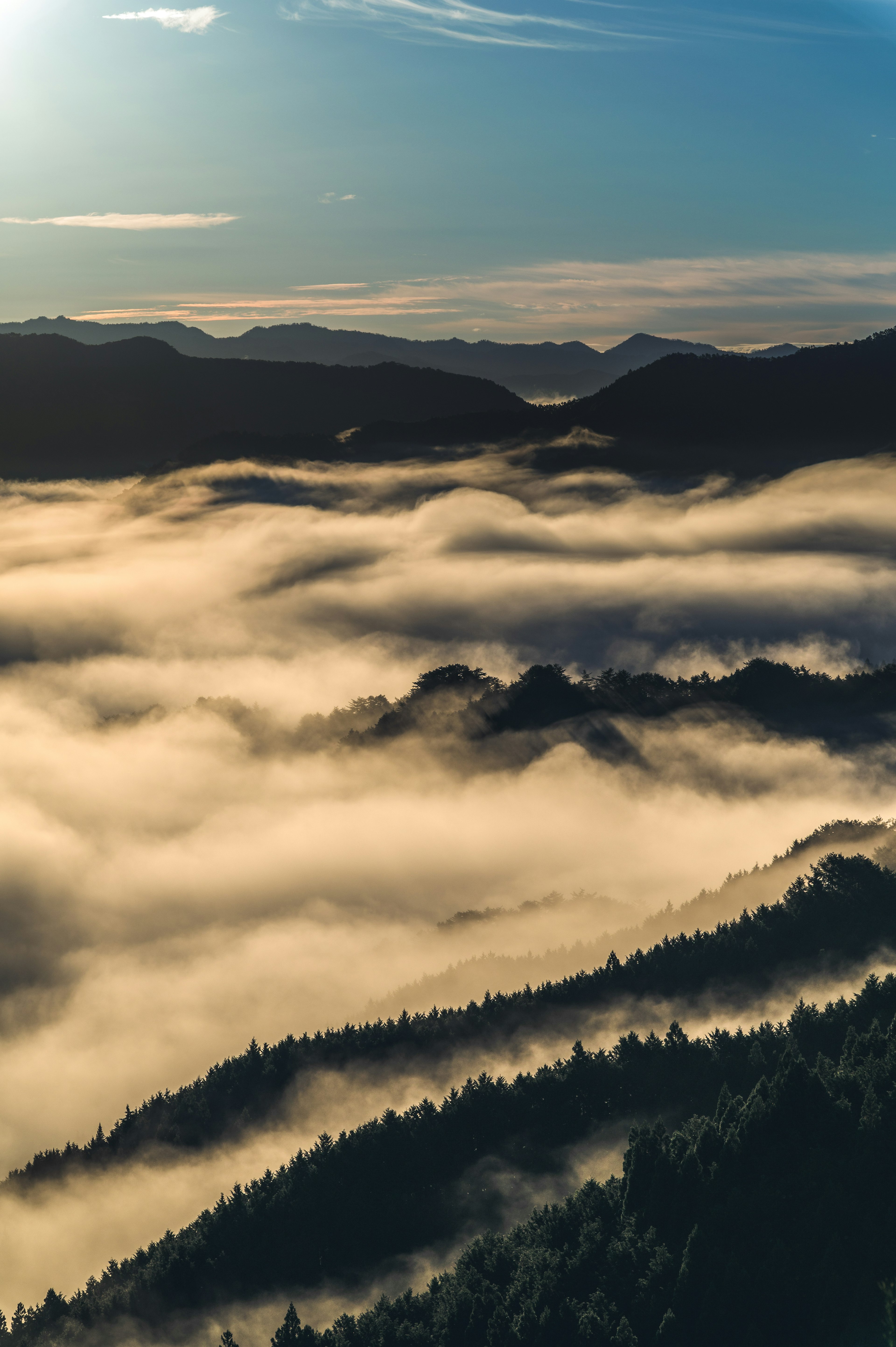 霧に包まれた山々と青空の景色