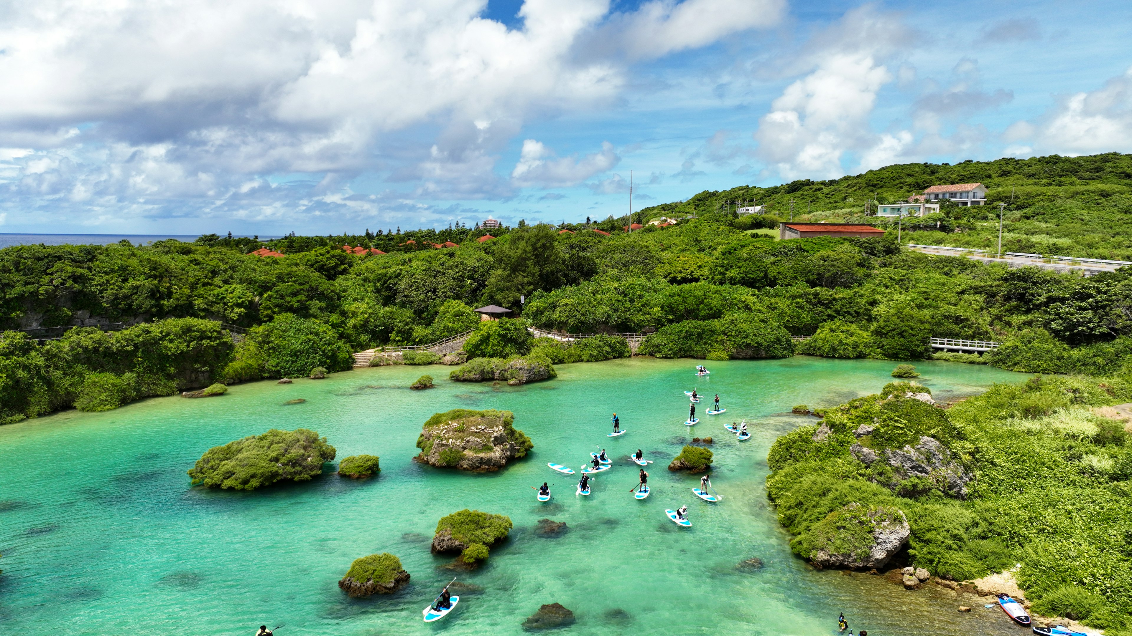 Una laguna serena rodeada de agua azul y árboles verdes con kayaks flotando