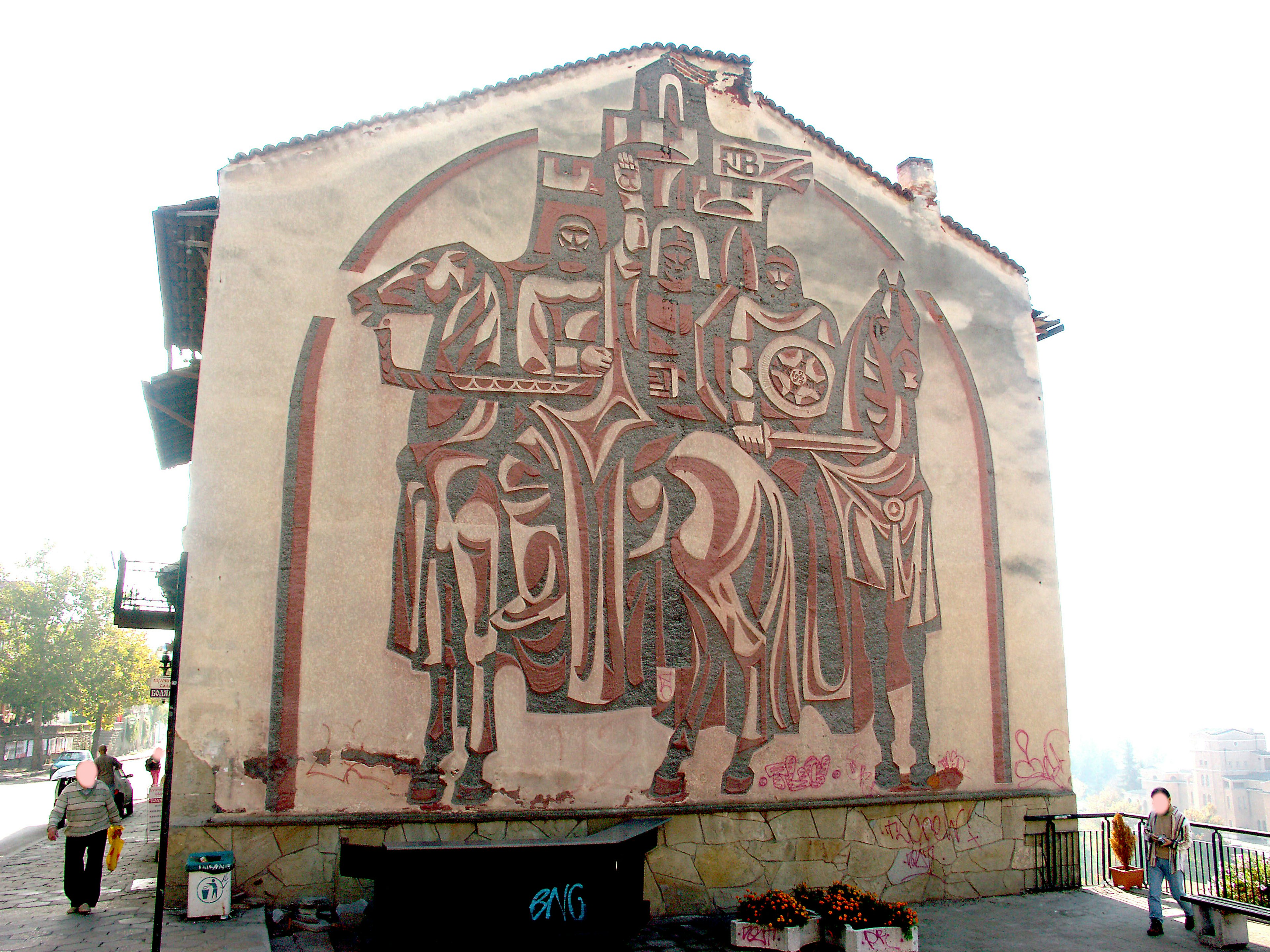 Gran mural de caballeros en una pared con múltiples caballos y elementos artísticos únicos