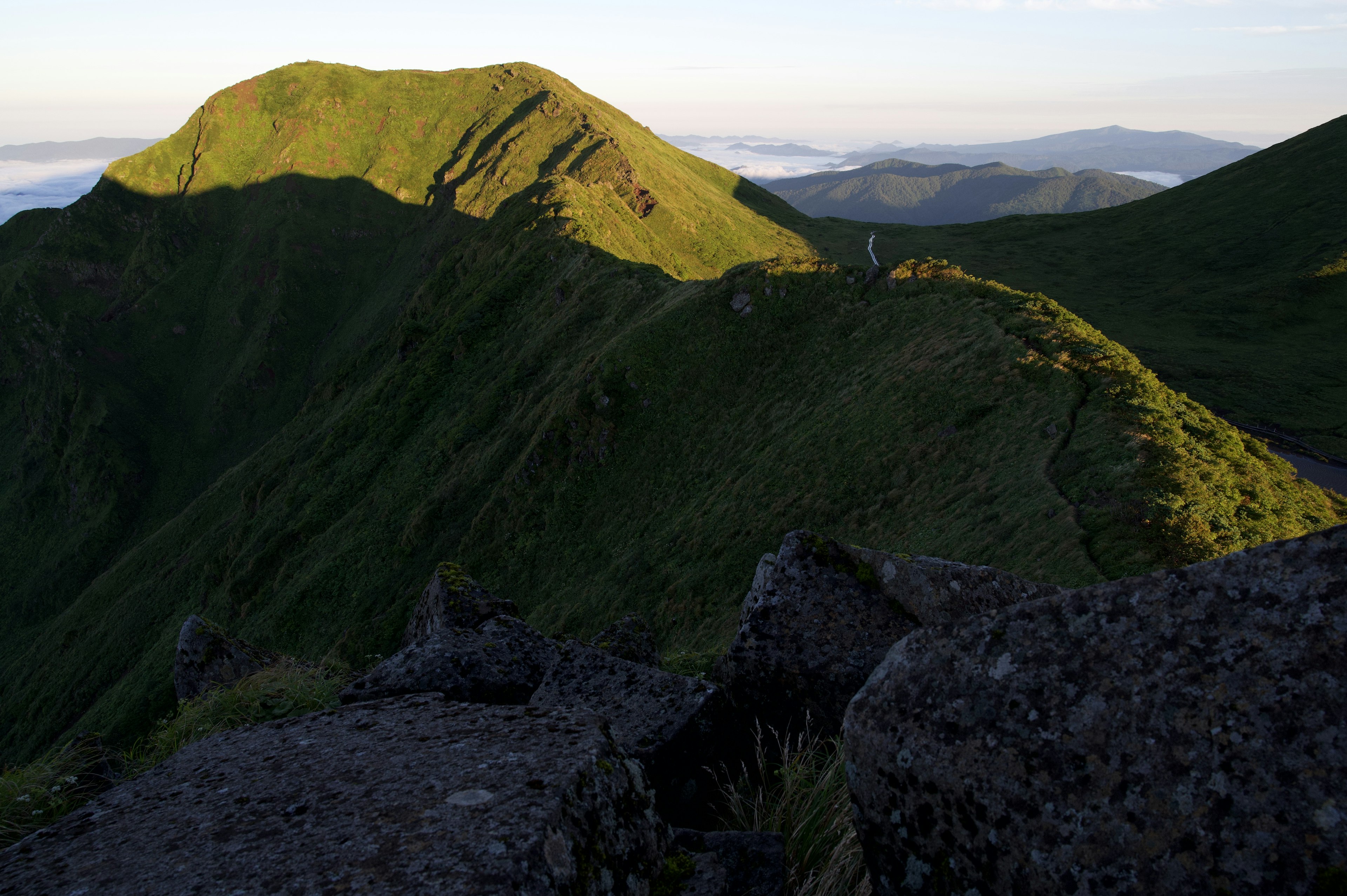 Vue matinale des montagnes vertes et du paysage rocheux