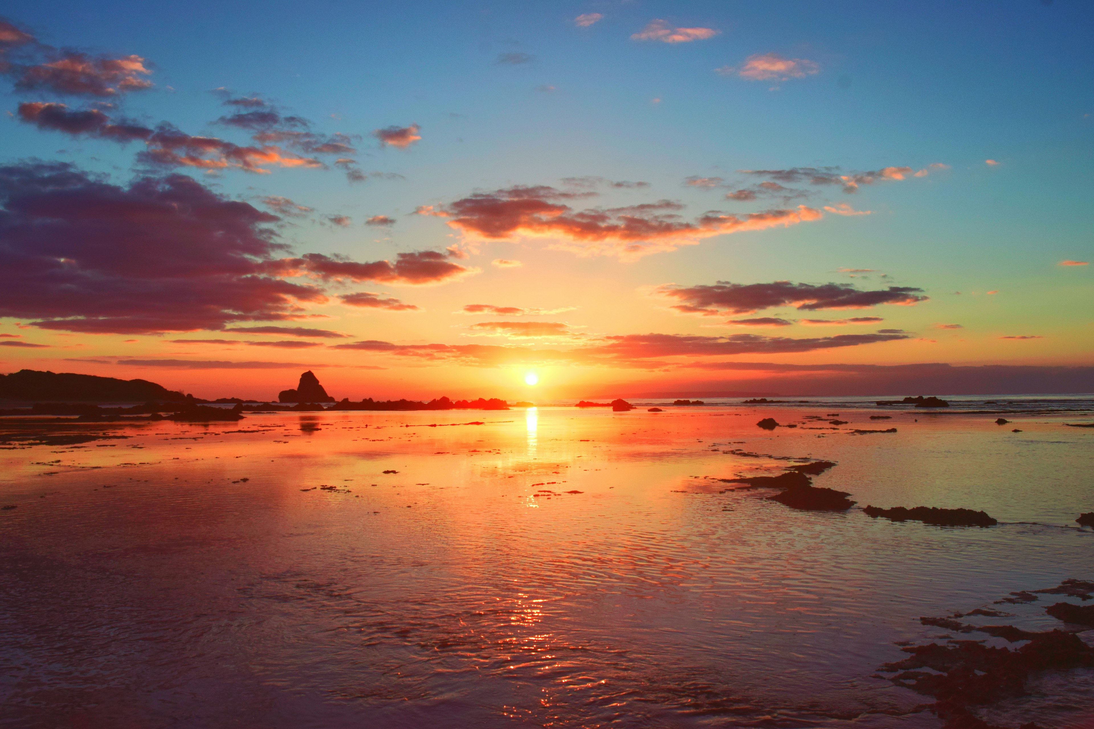 Bellissimo tramonto sull'oceano con cielo colorato e riflessi sull'acqua