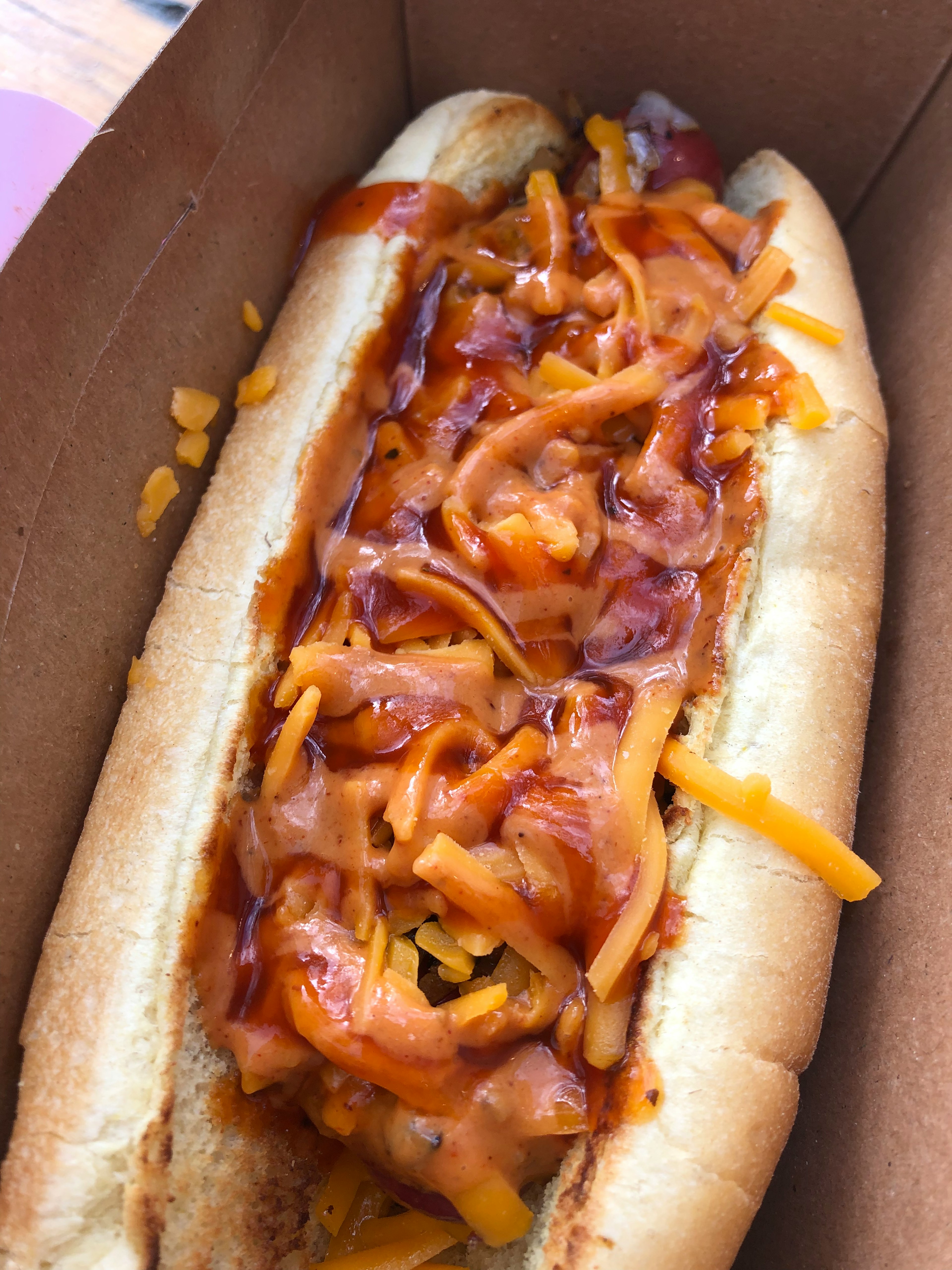 Hot dog phủ phô mai tan chảy và thịt xông khói