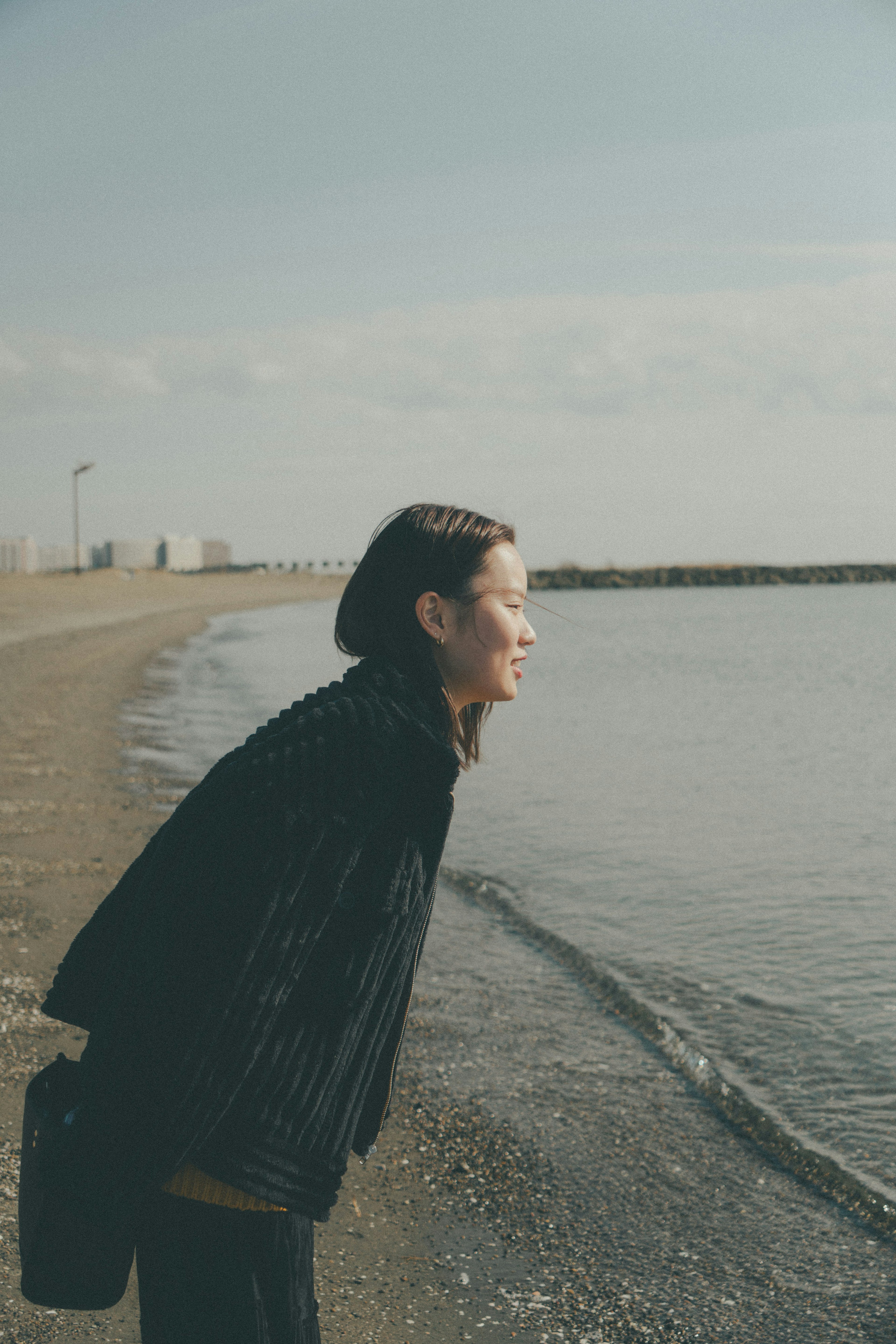 海边站着的女性在看海浪