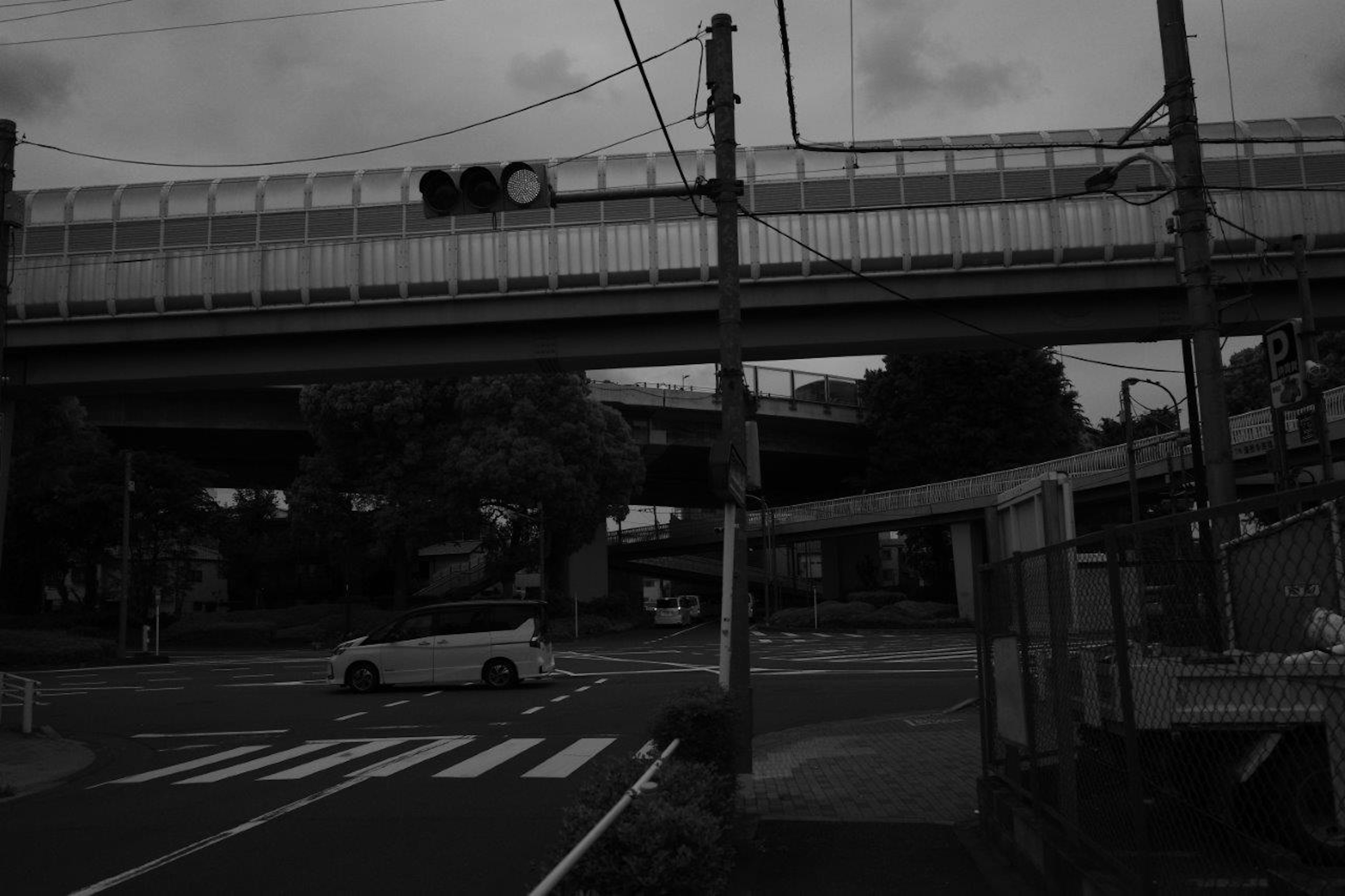 高架橋と信号機のある街角の風景