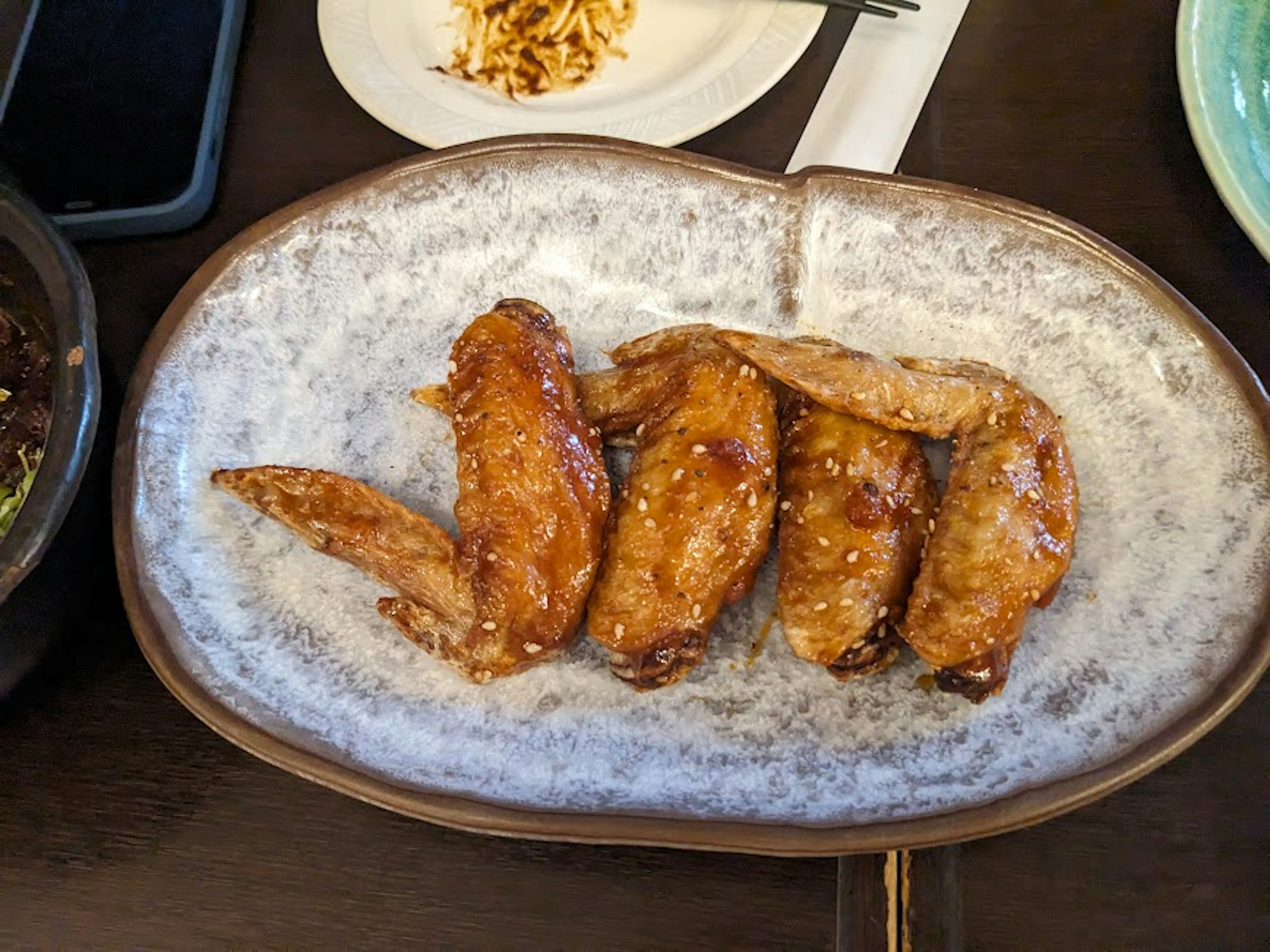 맛있는 닭 날개가 접시에 담겨 있다