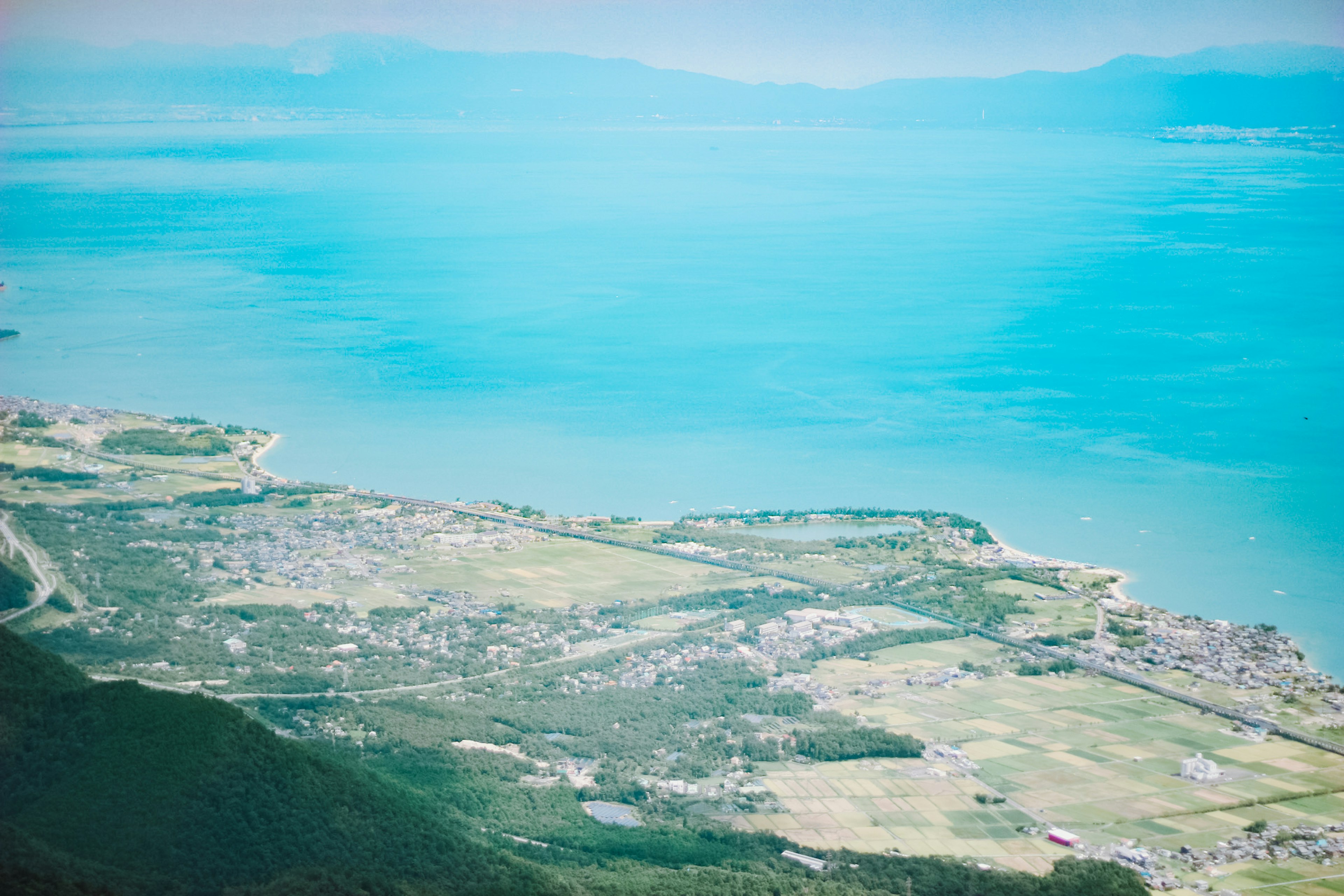 Vue aérienne de la mer bleue et des terres vertes