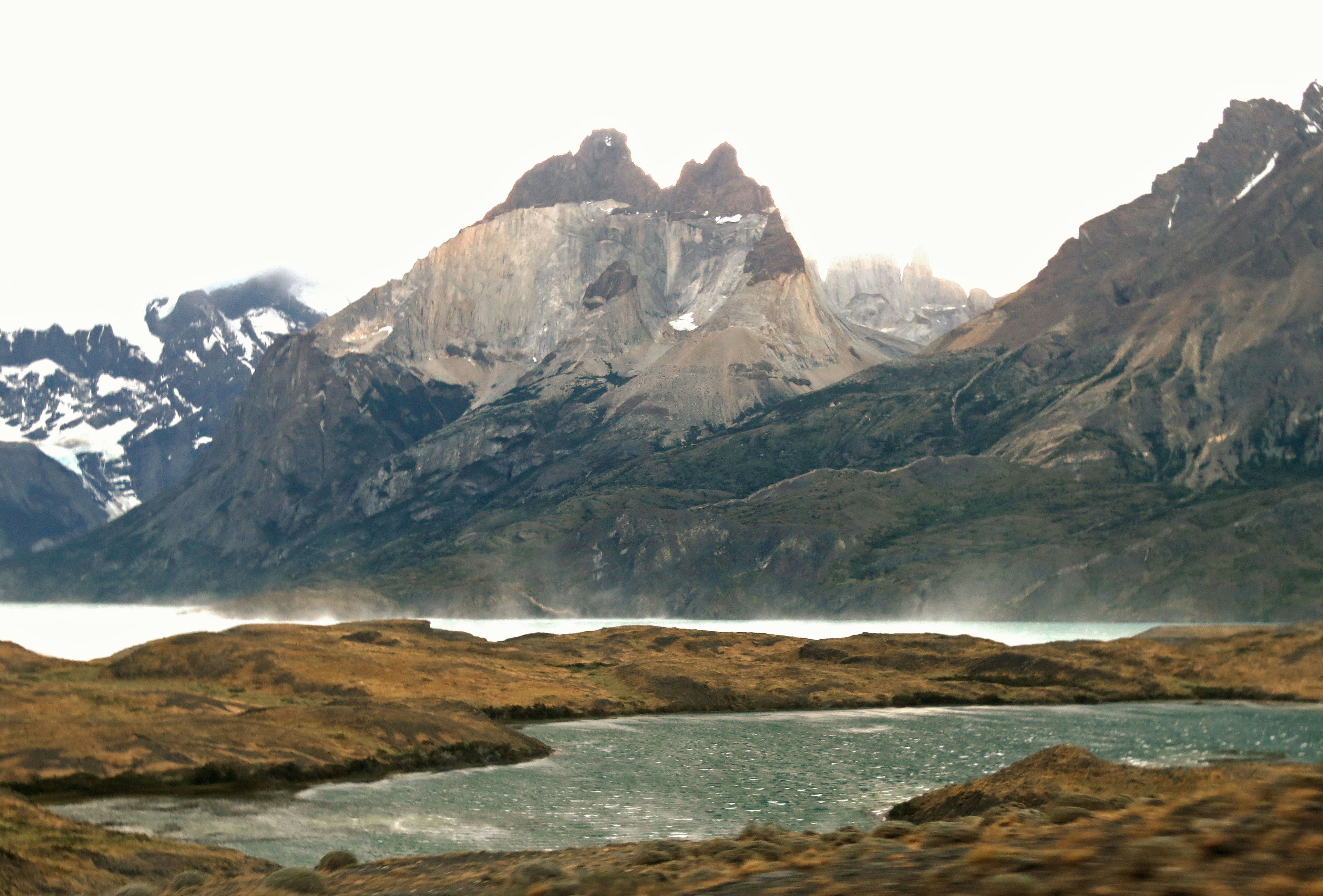 Majestuosas montañas y paisaje de lago en el Parque Nacional Torres del Paine