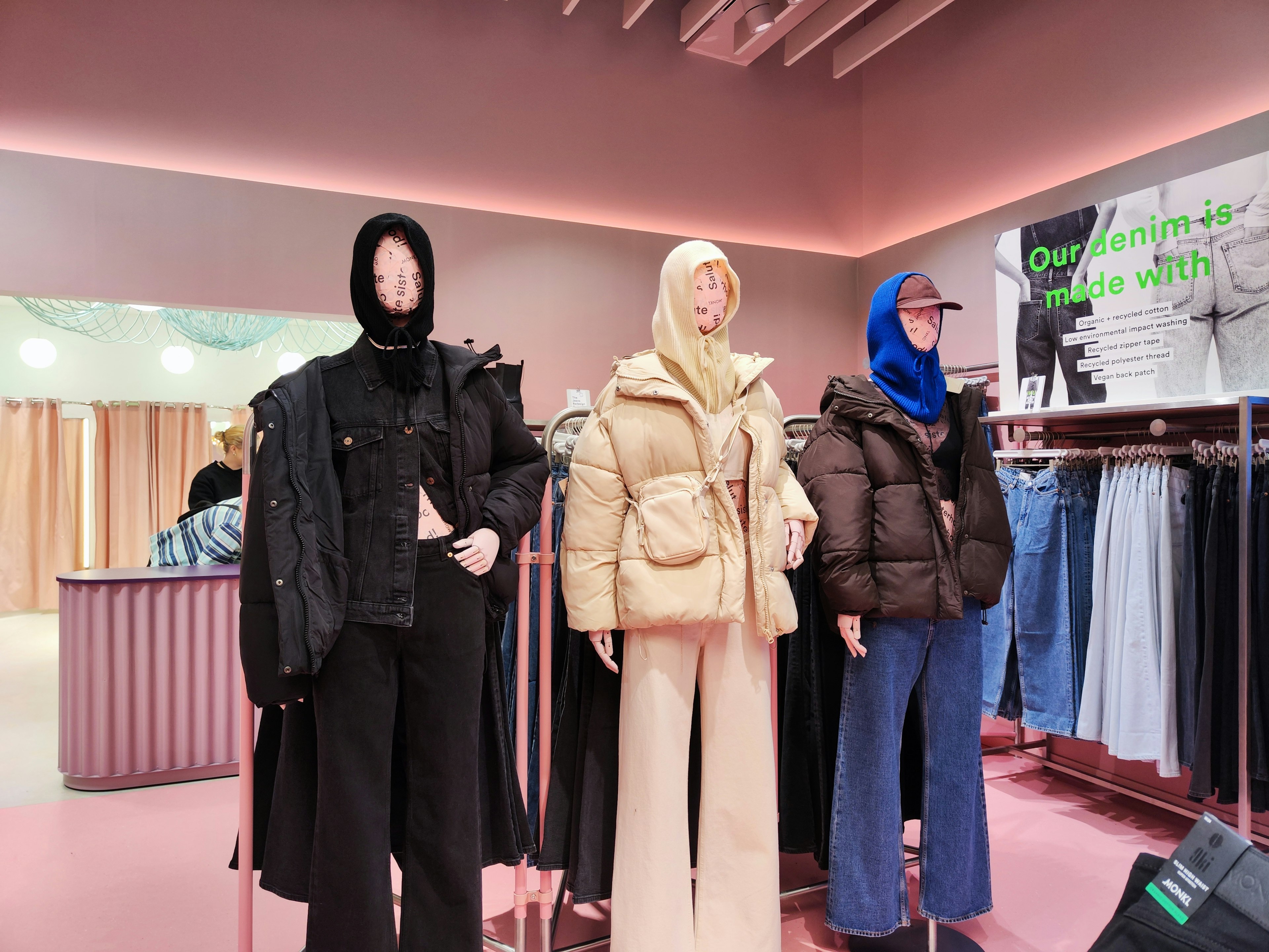 Maniquí exhibiendo ropa de invierno en una tienda de moda