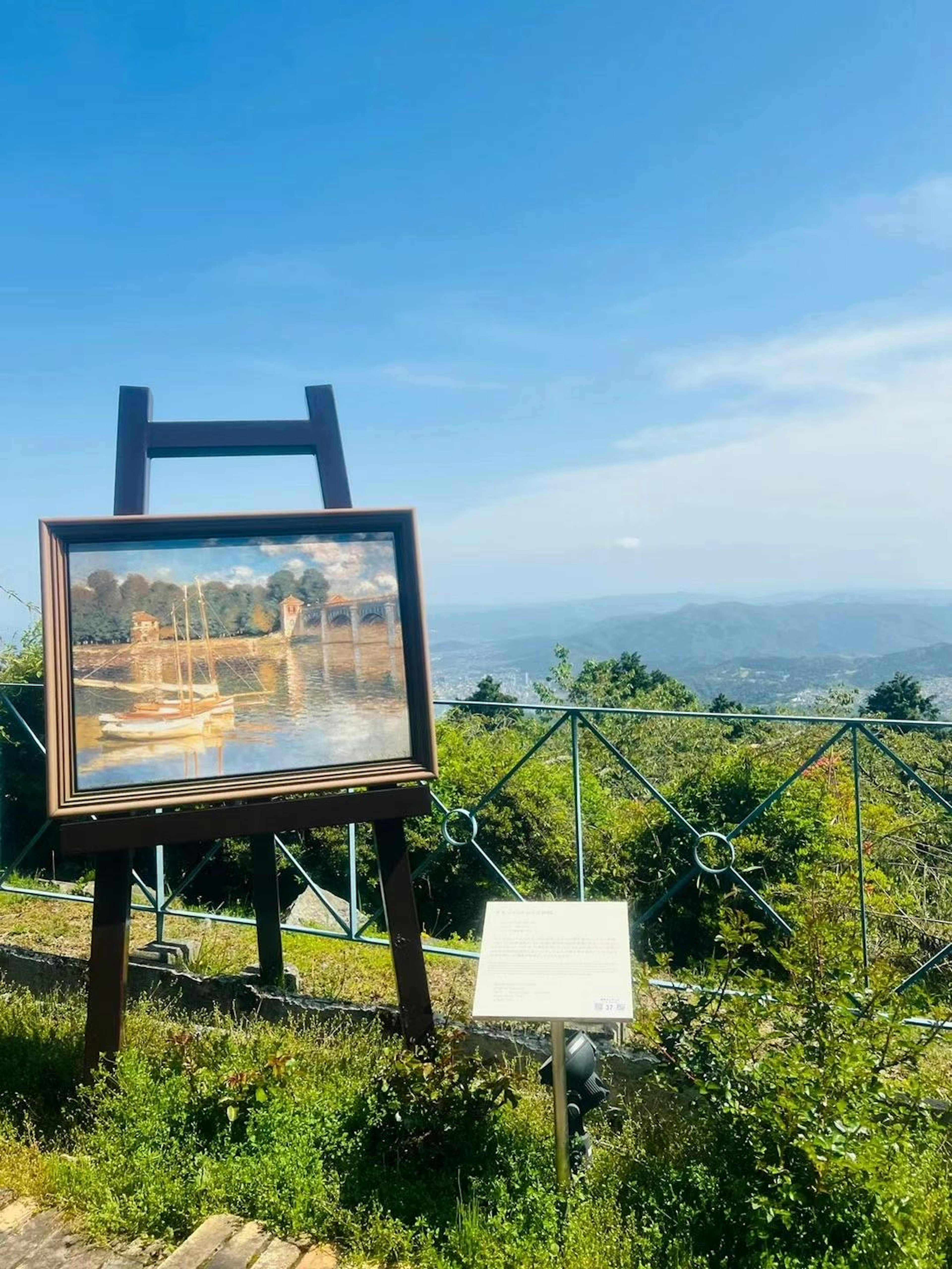 Pintura de paisaje escénico en un caballete con un entorno natural