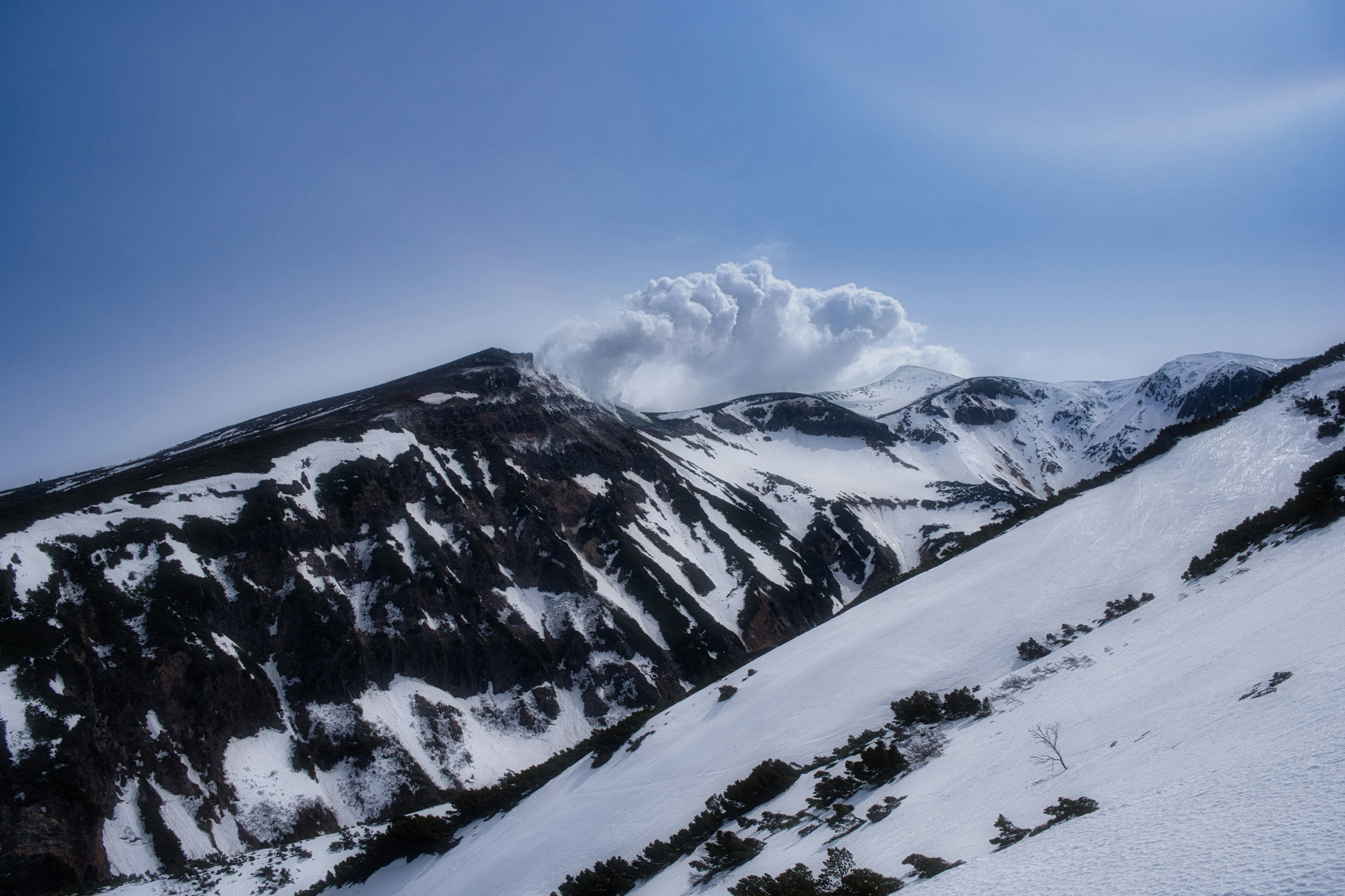 Montagne coperte di neve con cielo blu