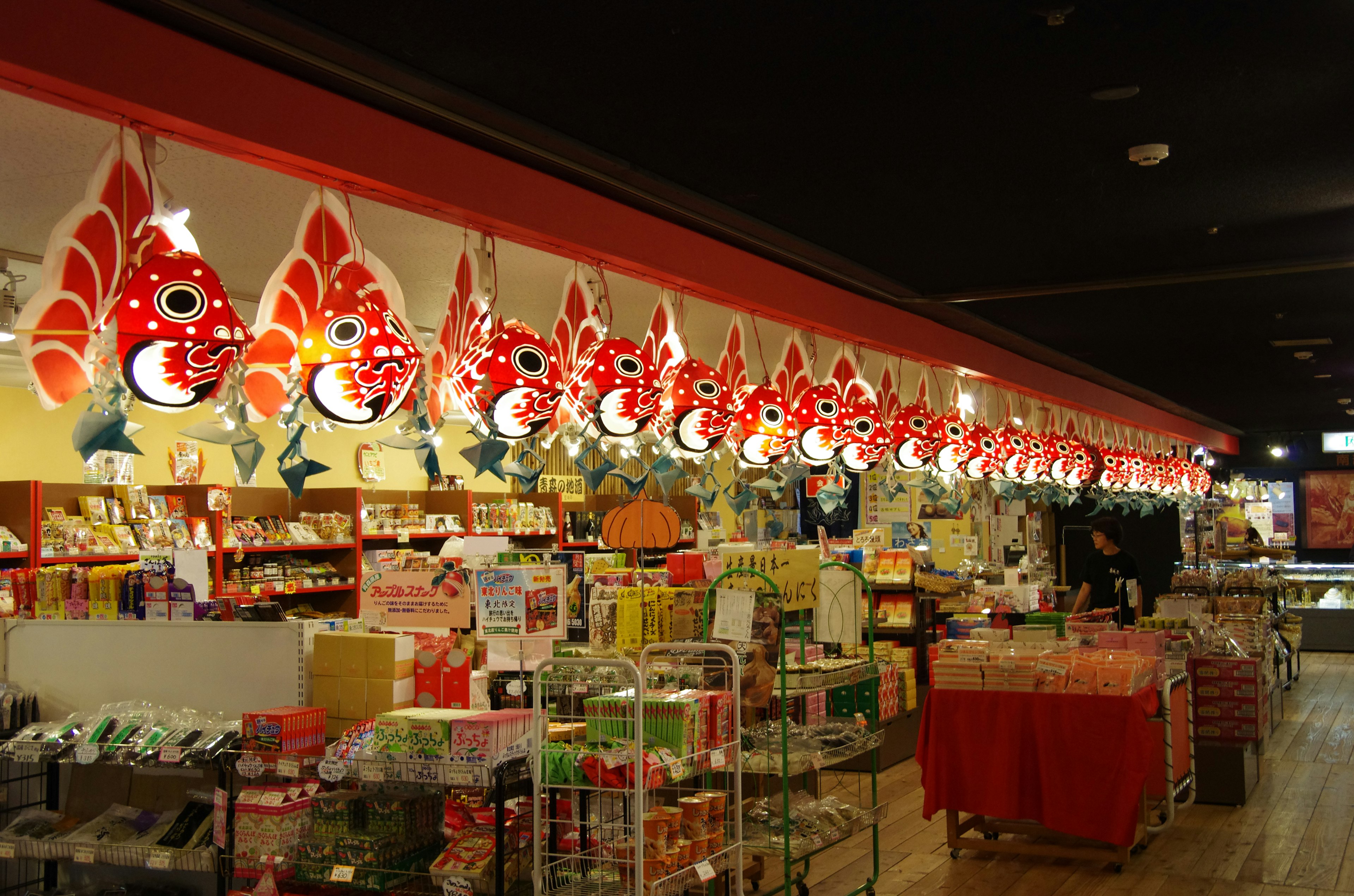 Intérieur coloré avec des lanternes rouges et blanches décorant le plafond