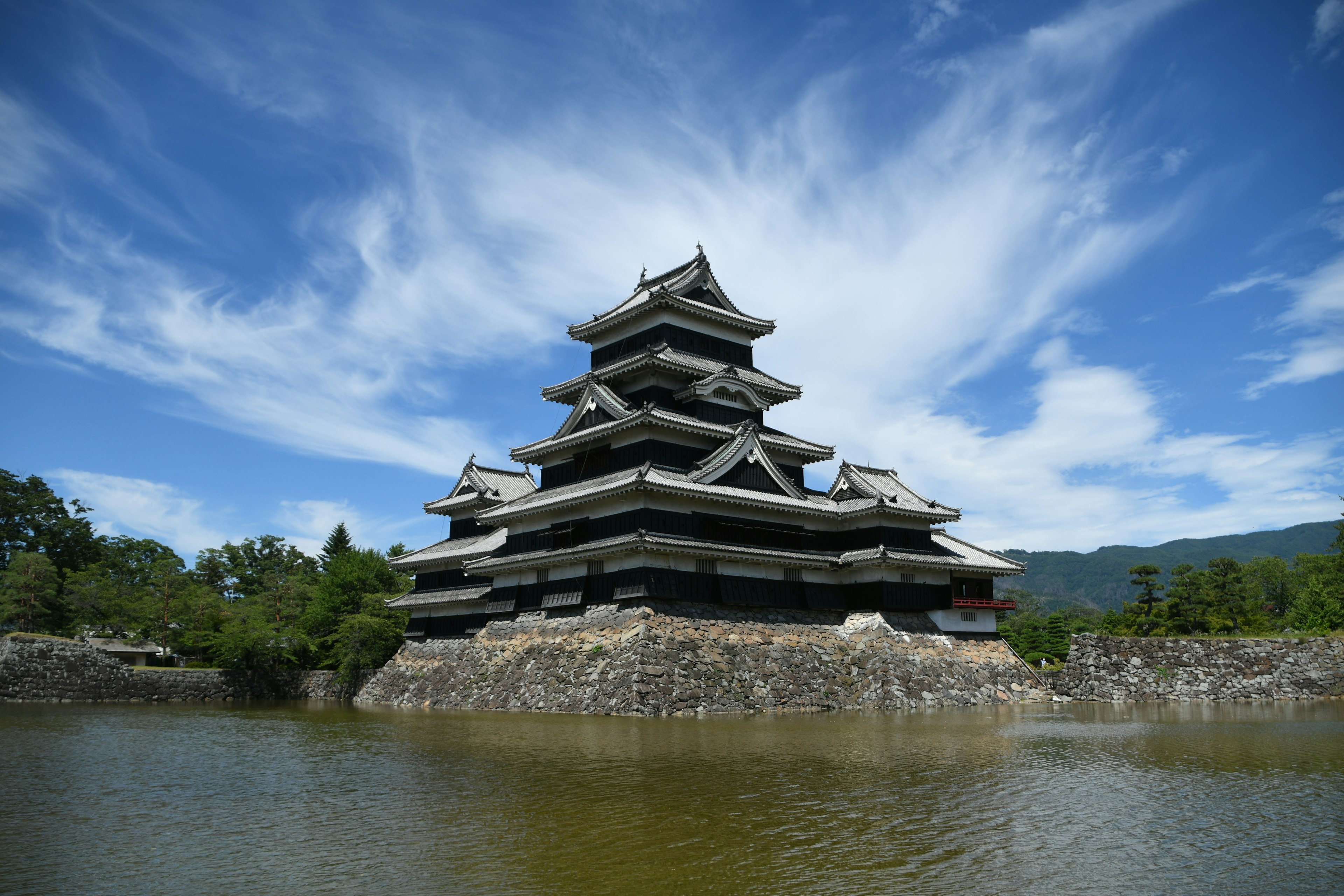 美しい青空の下にある松本城の壮大な建築