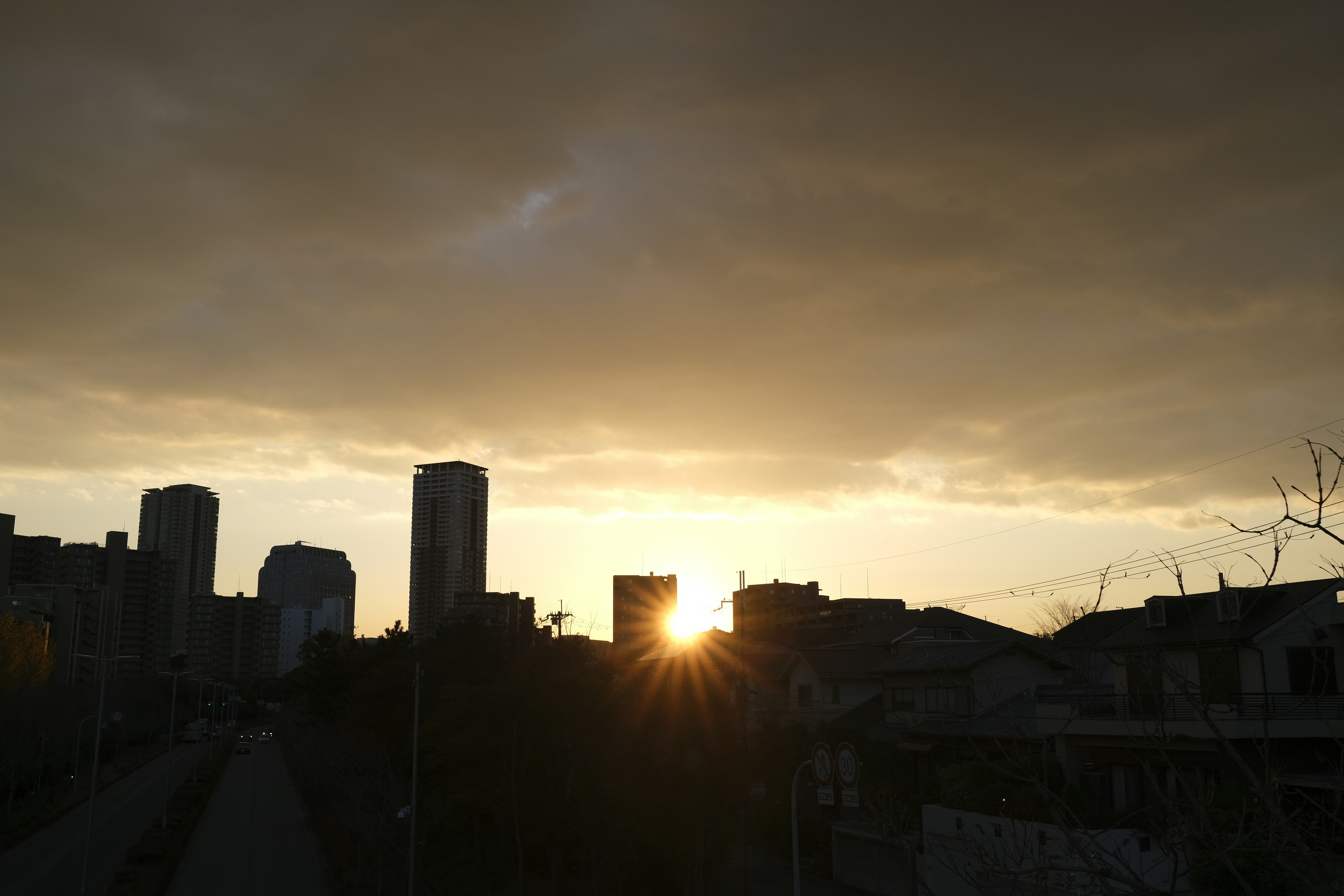 Città al tramonto con silhouette di edifici