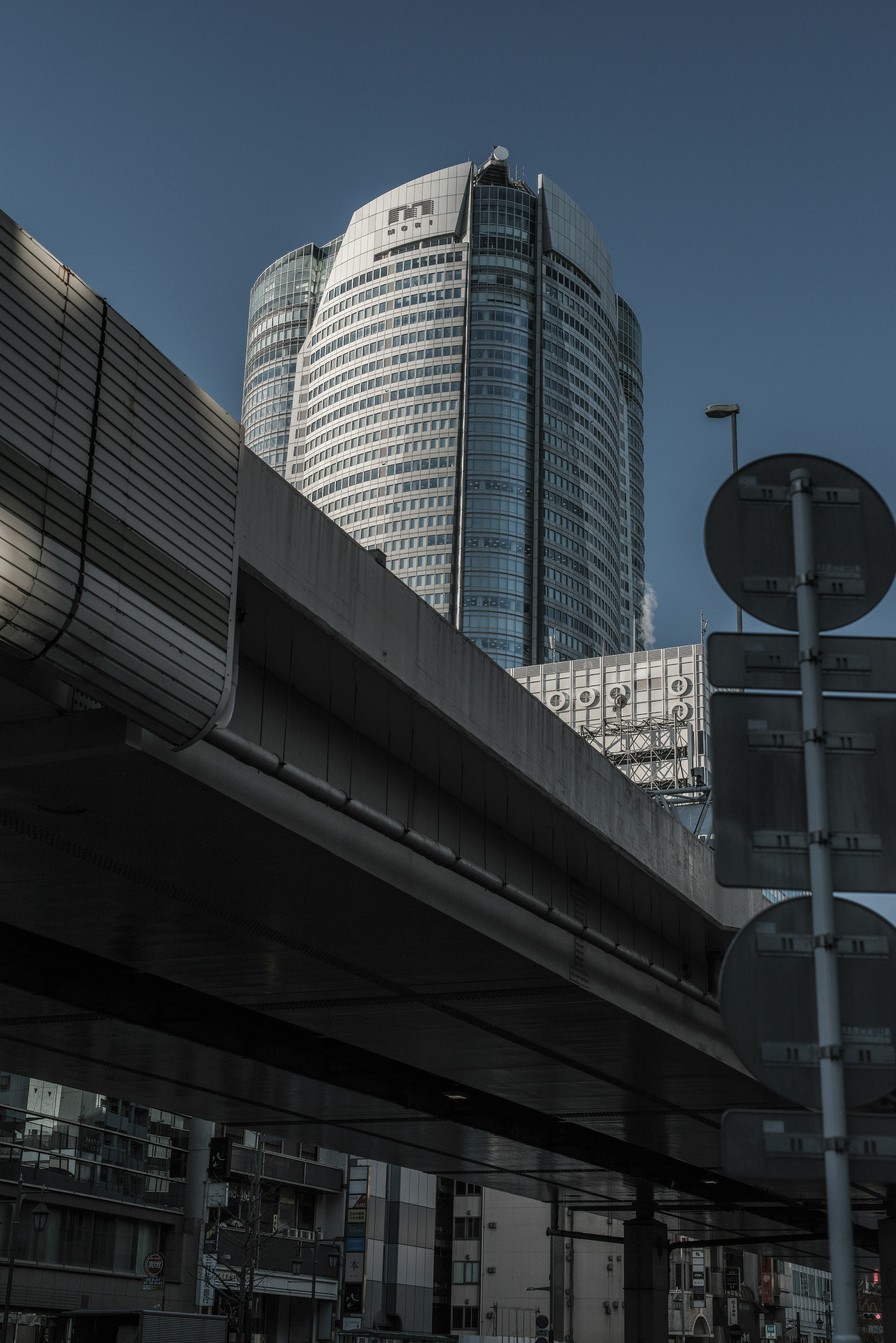 高層ビルと交通標識が見える都市の風景