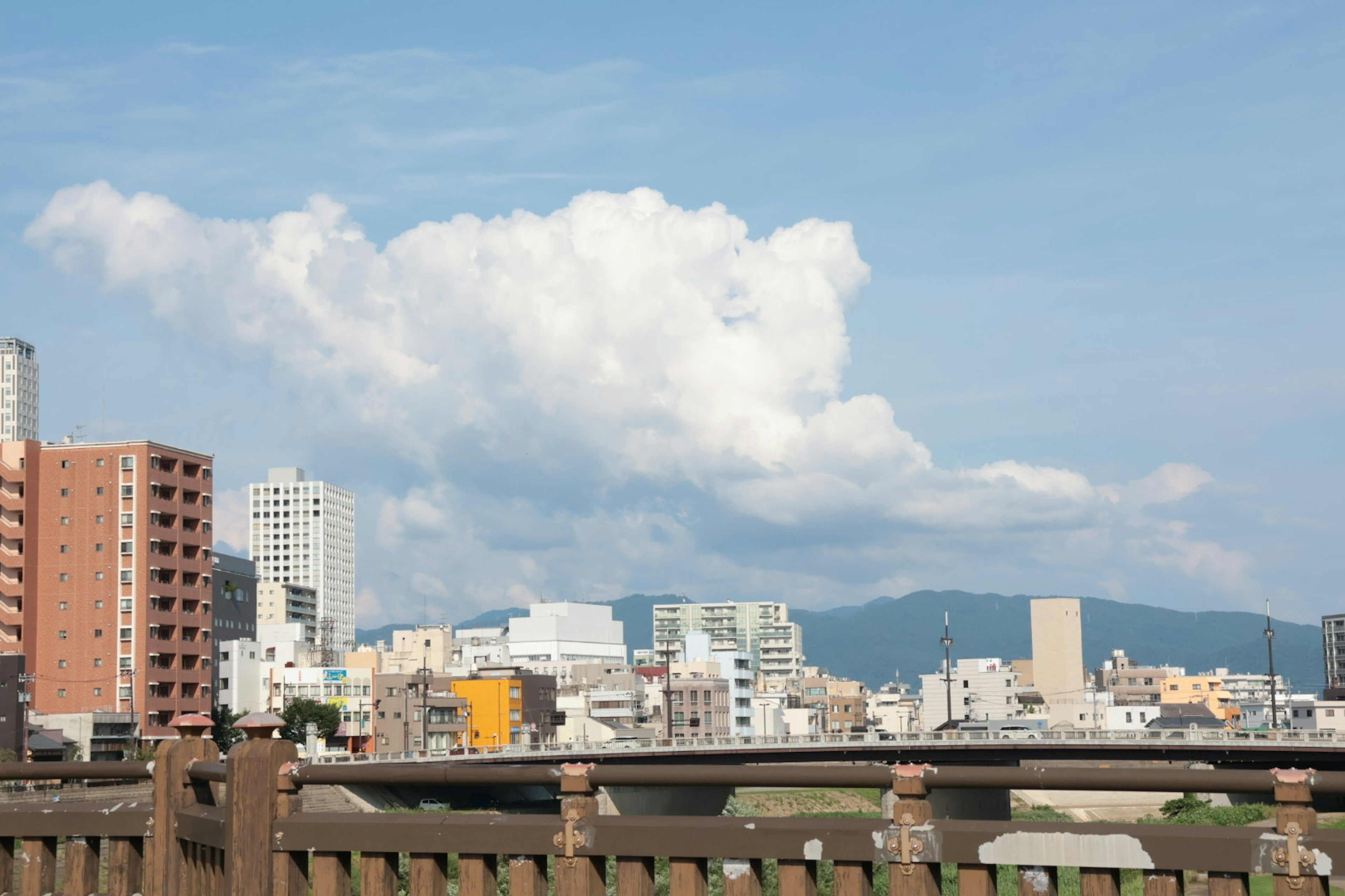 城市風景，藍天和雲朵，高樓大廈和橋樑