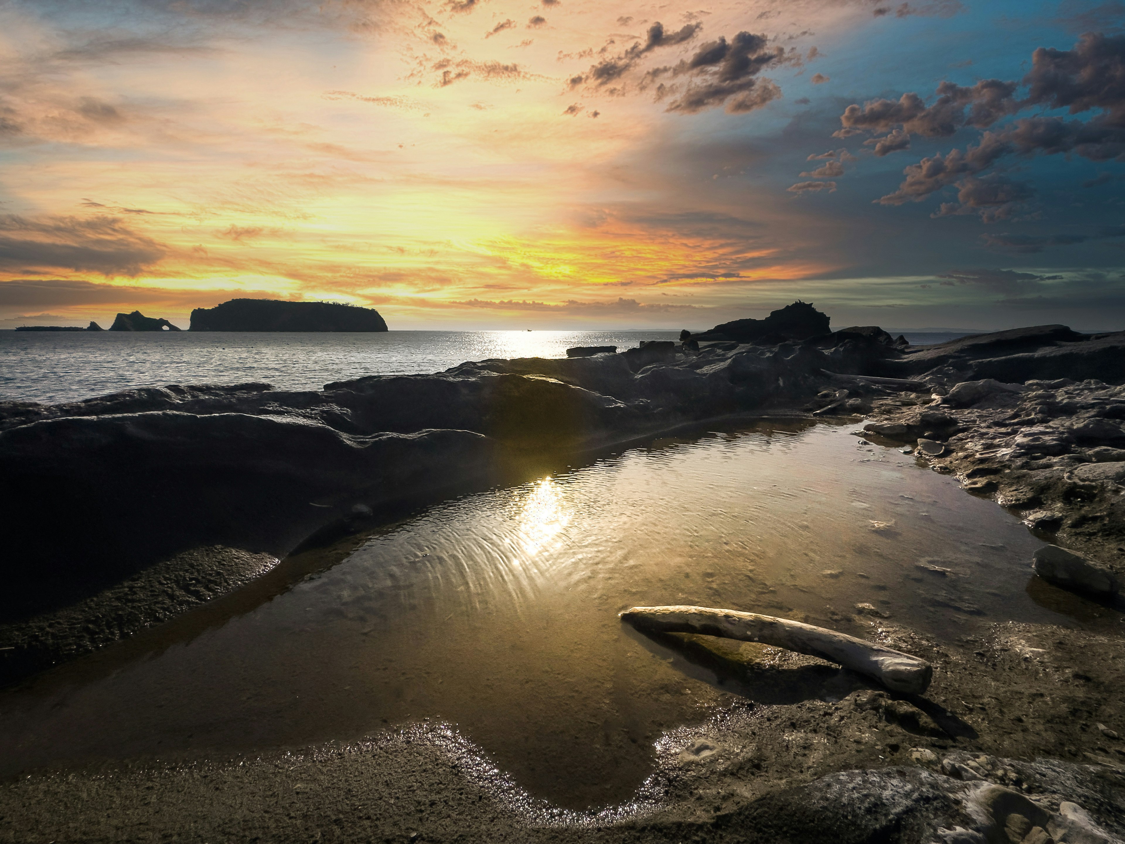 Bella vista di rocce costiere e tramonto