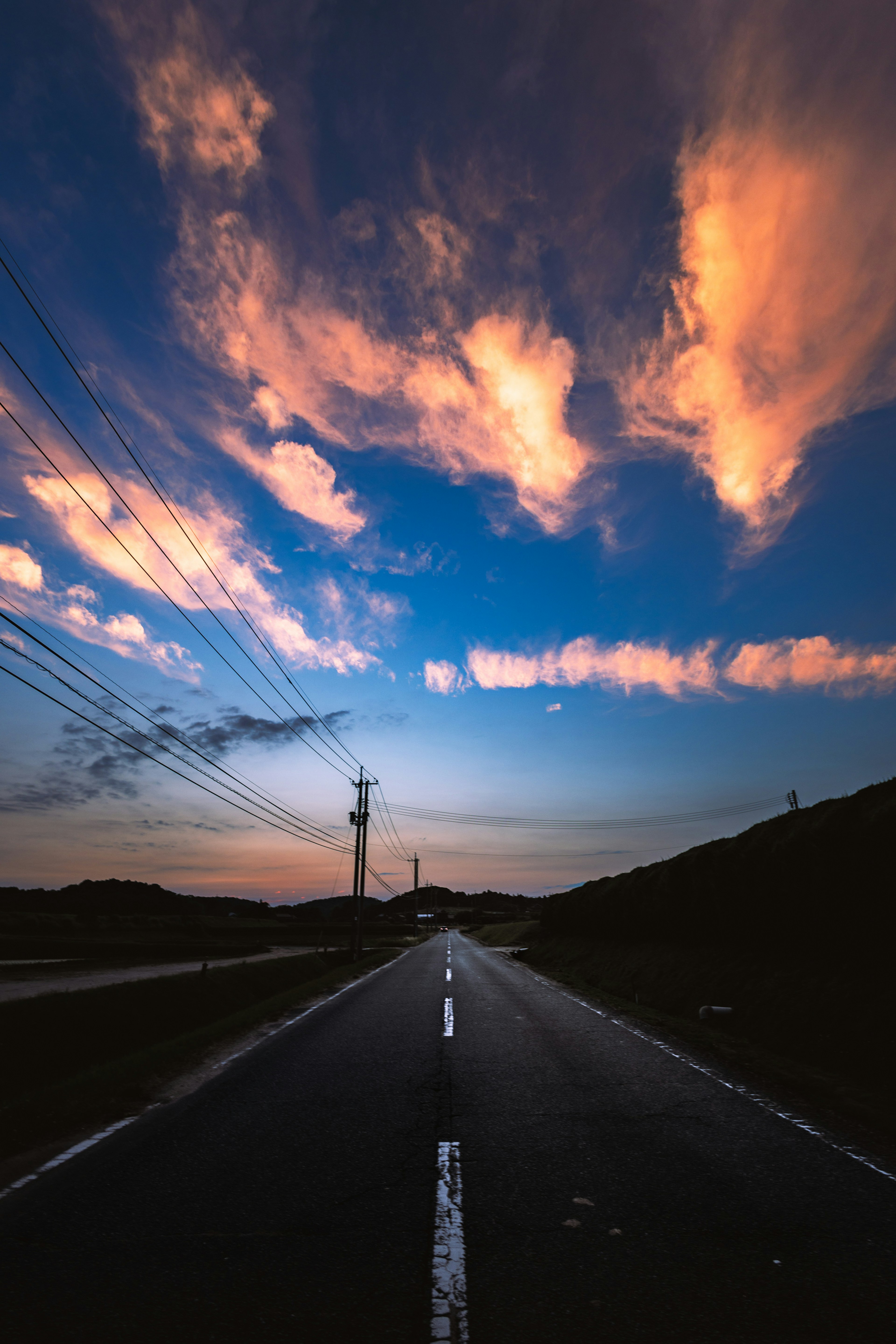 夕焼けの空と道路が広がる風景