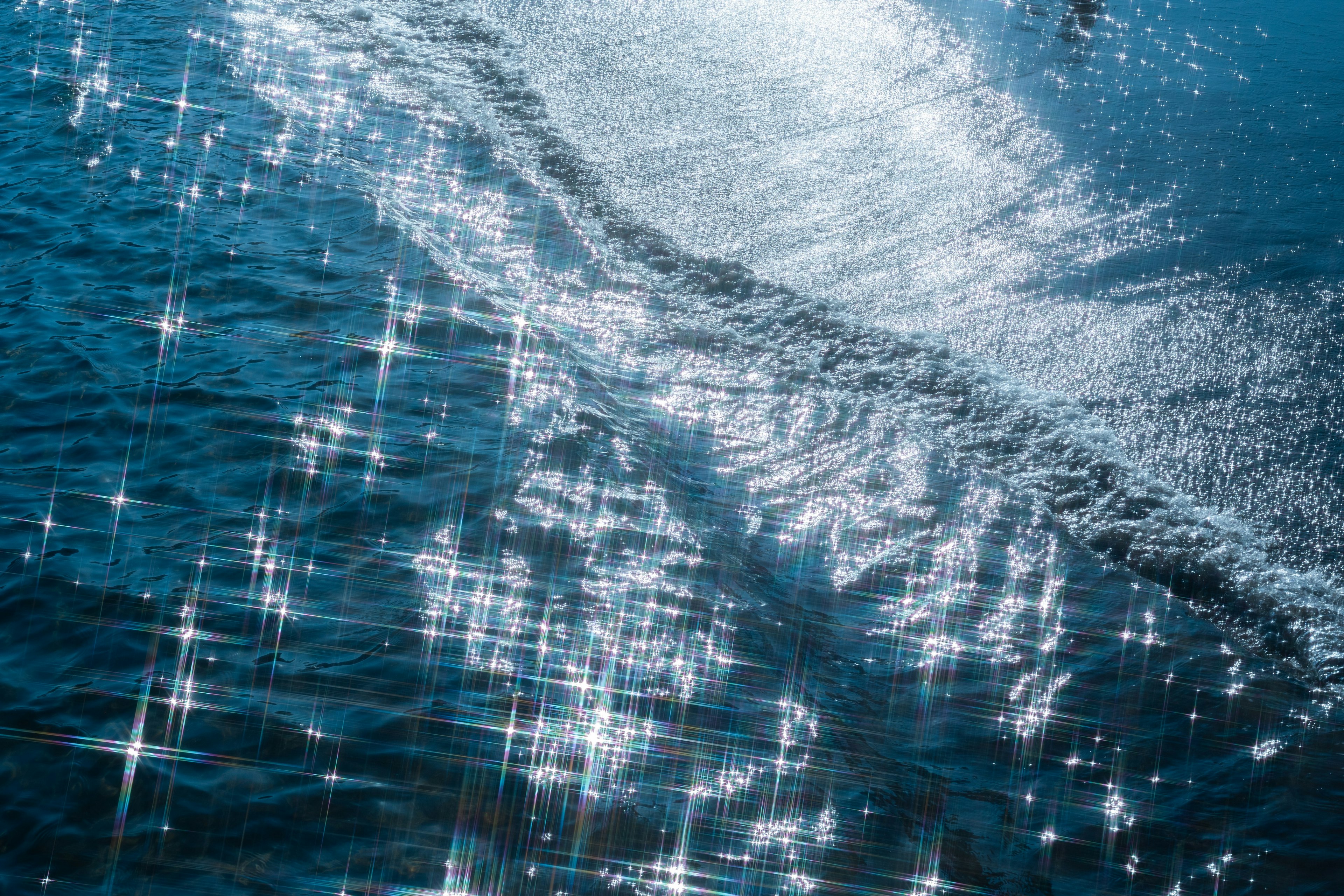 Imagen hermosa de la superficie del agua brillante con ondulaciones y reflejos