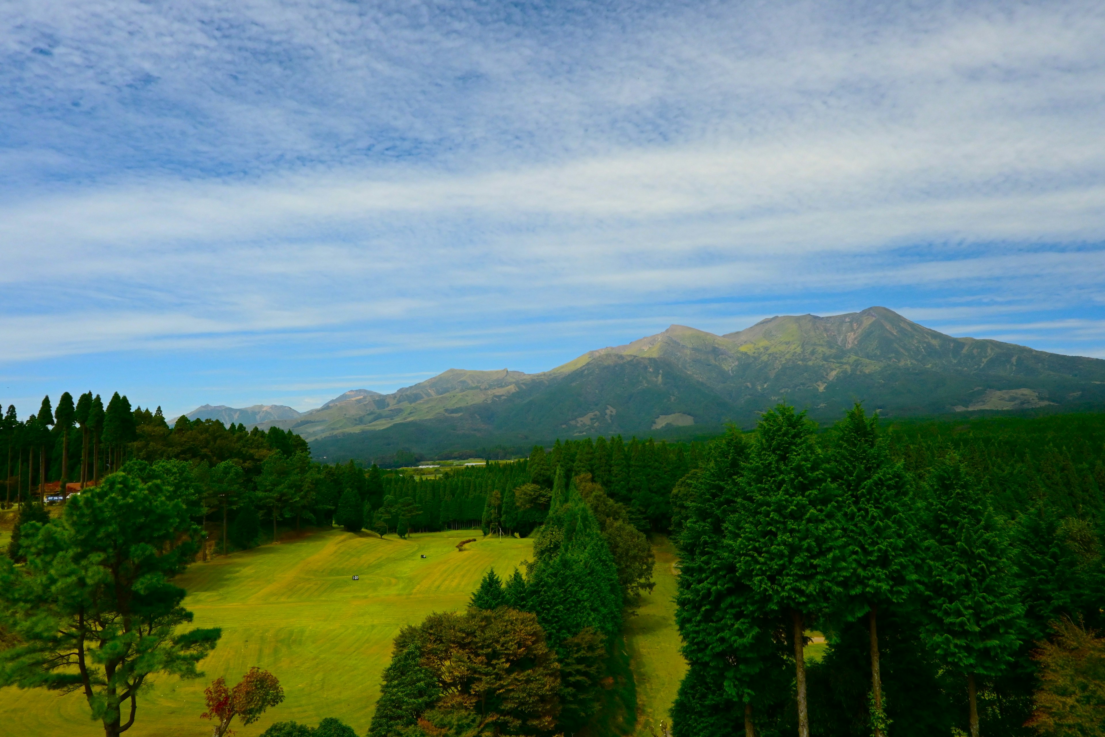 青空と緑の山々が広がる風景