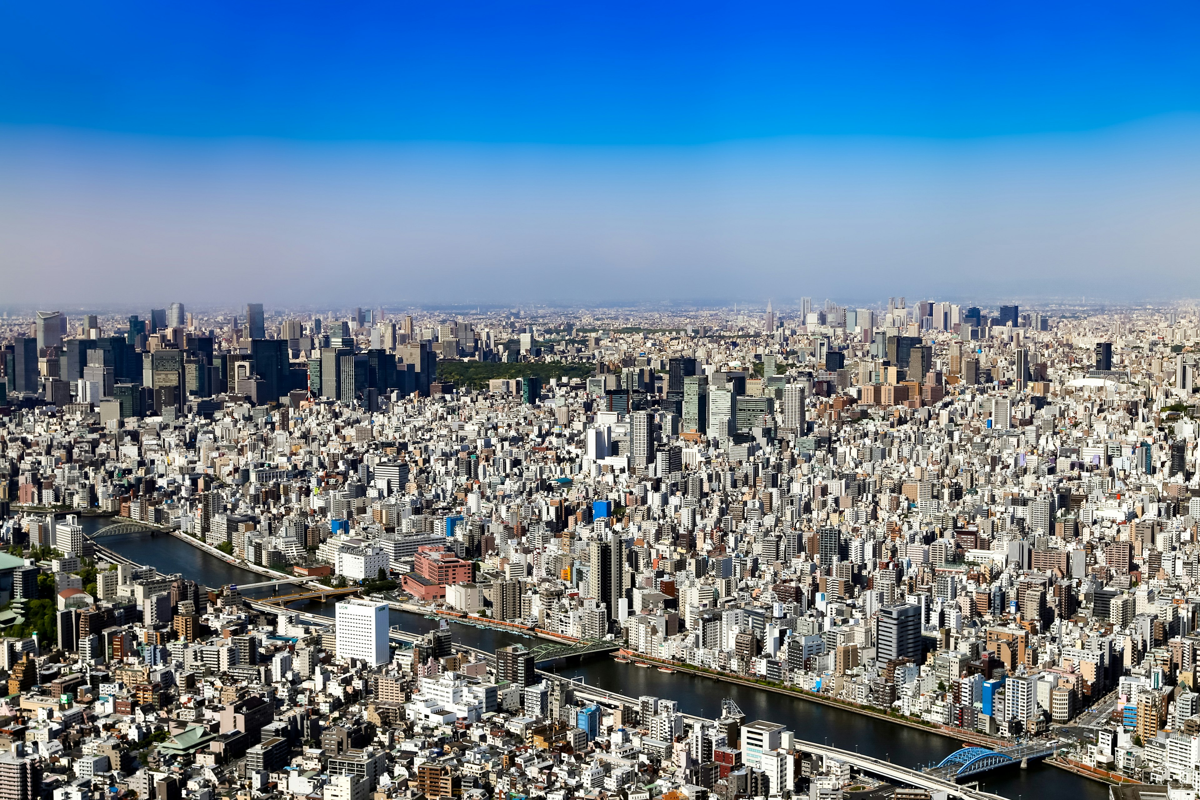 Pemandangan kota luas Tokyo dengan gedung pencakar langit dan langit biru cerah