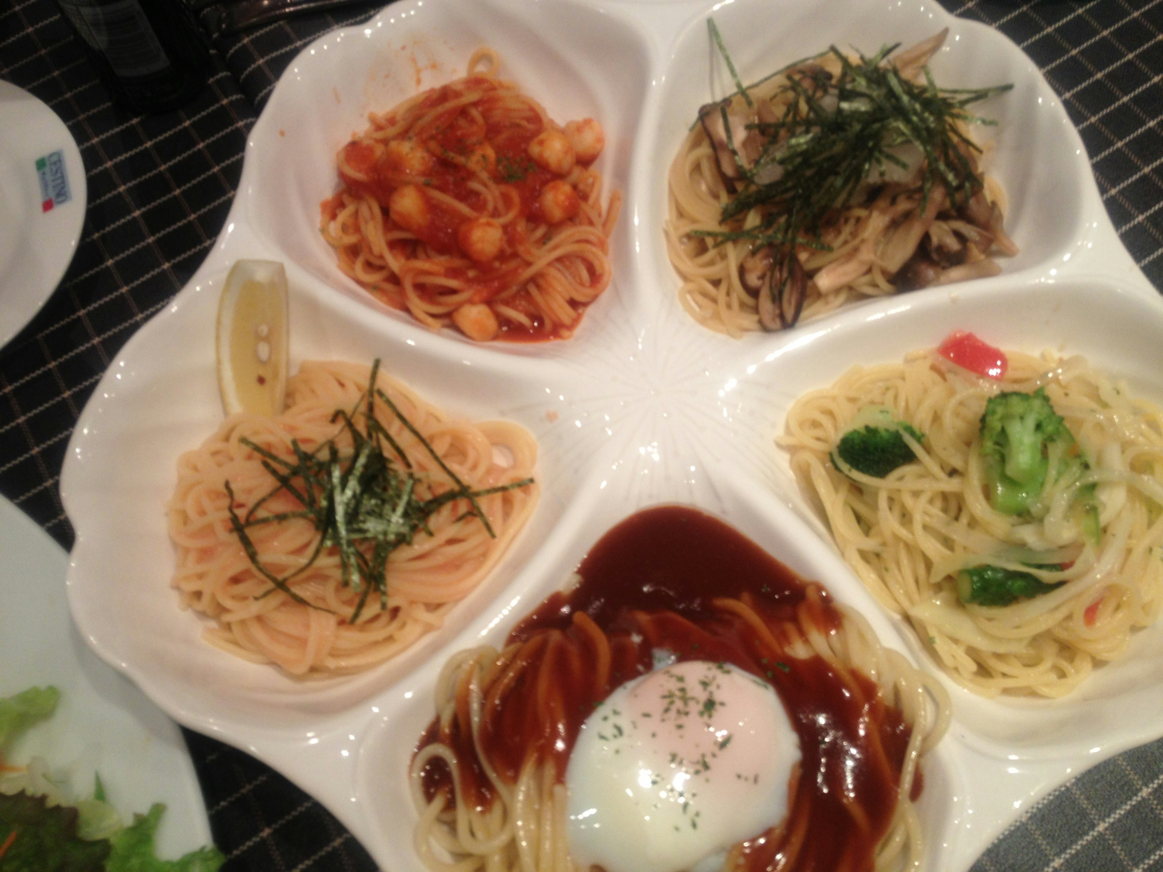 Cinque diversi tipi di pasta disposti su un piatto bianco