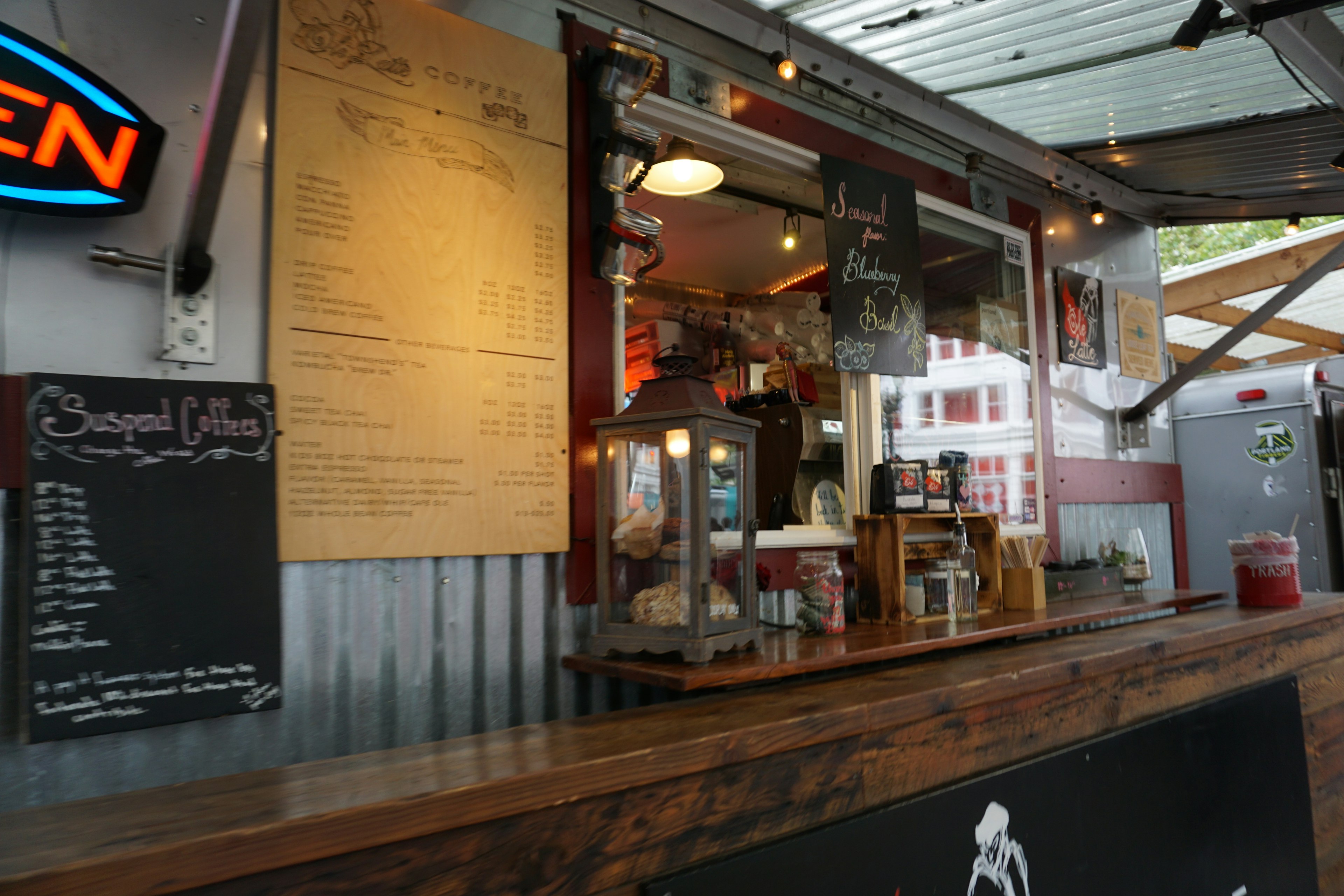 カジュアルな飲食店のカウンターとメニューが並ぶ風景